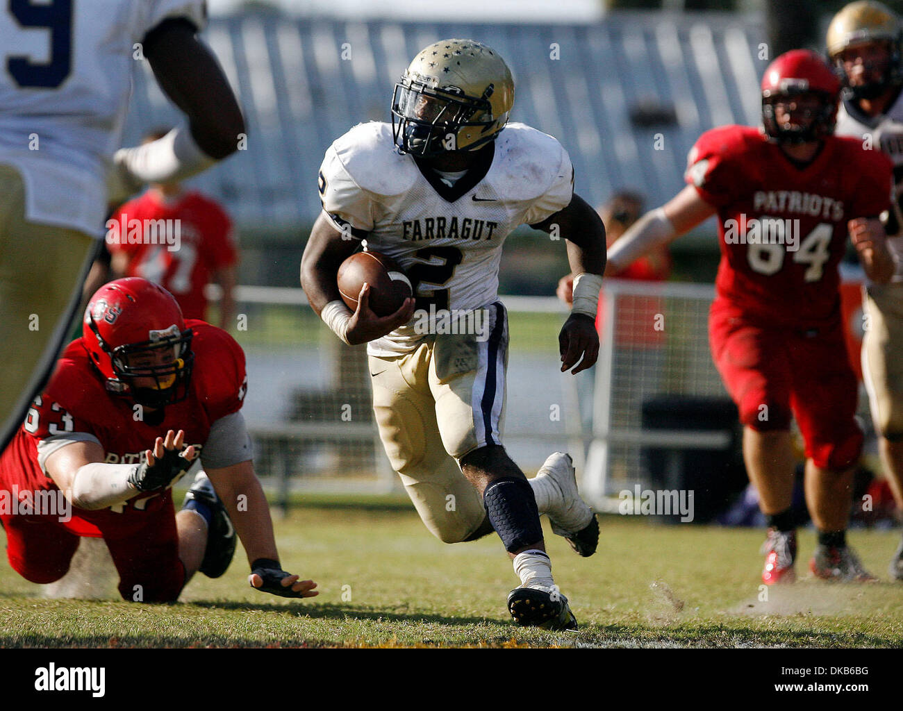 Sett. 30, 2011 - Tampa, FL, Stati Uniti d'America - TP 344409 JONE Football 05 (OCTAVIO JONES | Orari 09/30/2011, Tampa) Farragut's RB Todd Macon(cq) (2) corre la palla nel secondo trimestre evitando affronta da Carrollwood difensori su Venerdì, Settembre 30, 2011. L'ammiraglio Farragut beat Carrollwood giorno 49 a 41. ..... [OCTAVIO JONES, volte] (credito Immagine: © San Pietroburgo volte/ZUMAPRESS.com) Foto Stock