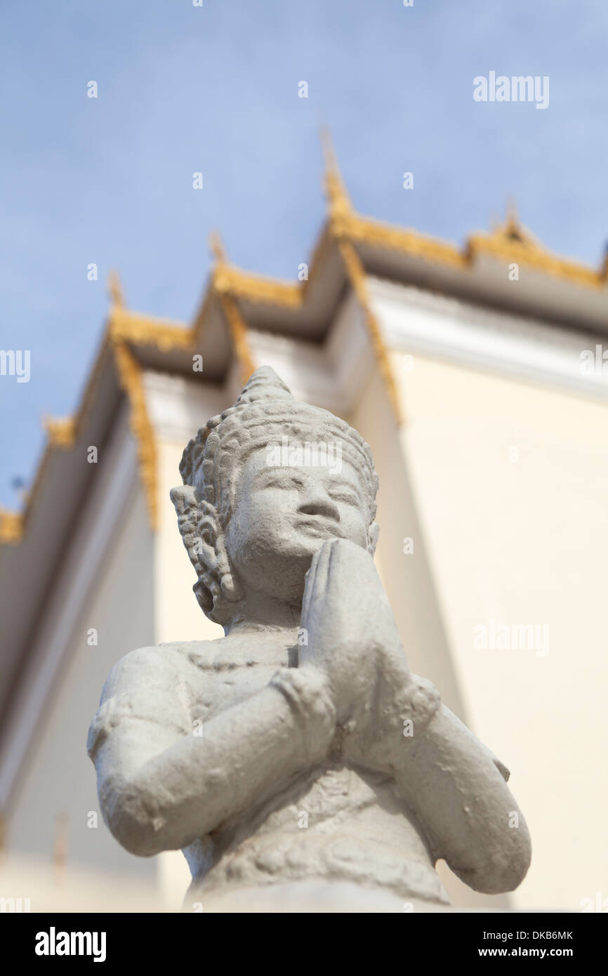 Statua inginocchiata presso il palazzo reale di Phnom Penh, Cambogia Foto Stock