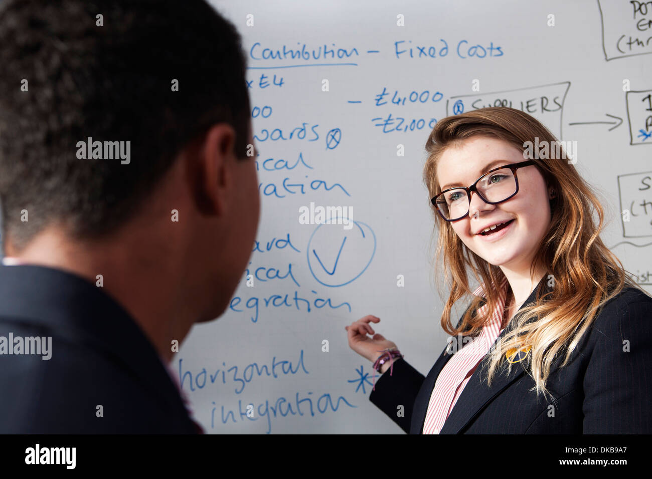 Schoolgirl presentare idee in classe Foto Stock