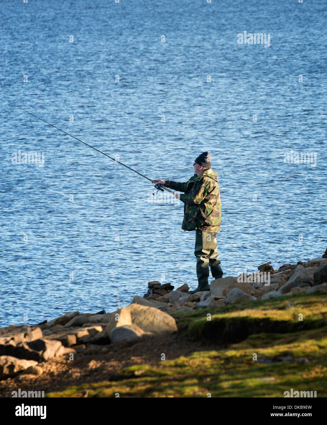 Il pescatore casting la sua linea Foto Stock
