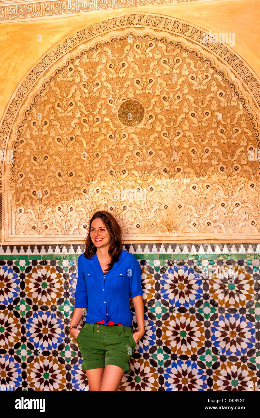 Giovane turista femminile al Ali ben Youssef Medersa, Marrakech, Marocco Foto Stock