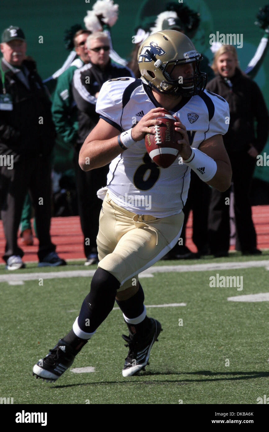 1 ottobre, 2011 - Ypsilanti, Michigan, Stati Uniti - Akron quarterback Clayton Moore (#8) rotoli alla sua destra in cerca di un ricevitore aperto. Michigan orientale sconfitto Akron da 31-23 a Rynearson Stadium di Ypsilanti, Michigan. (Credito Immagine: © Alan Ashley/Southcreek/ZUMAPRESS.com) Foto Stock