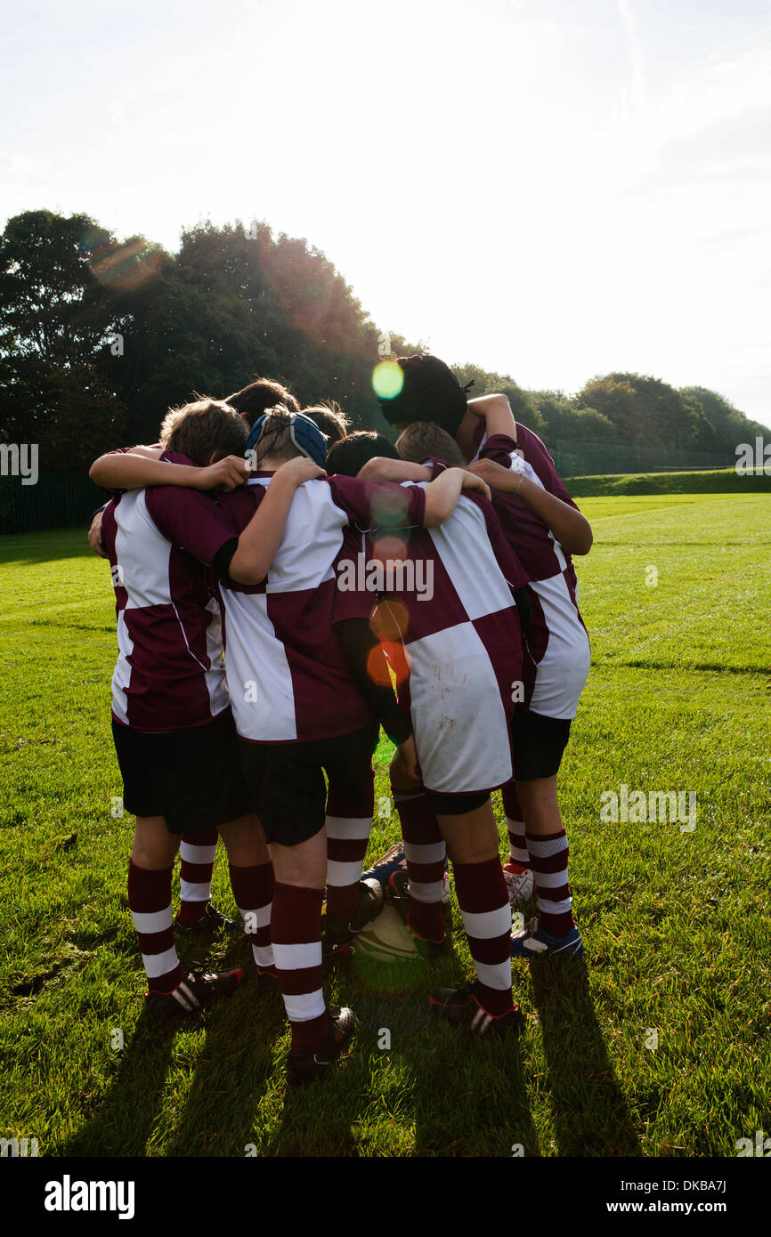 Teenage schoolboy rugby in huddle Foto Stock
