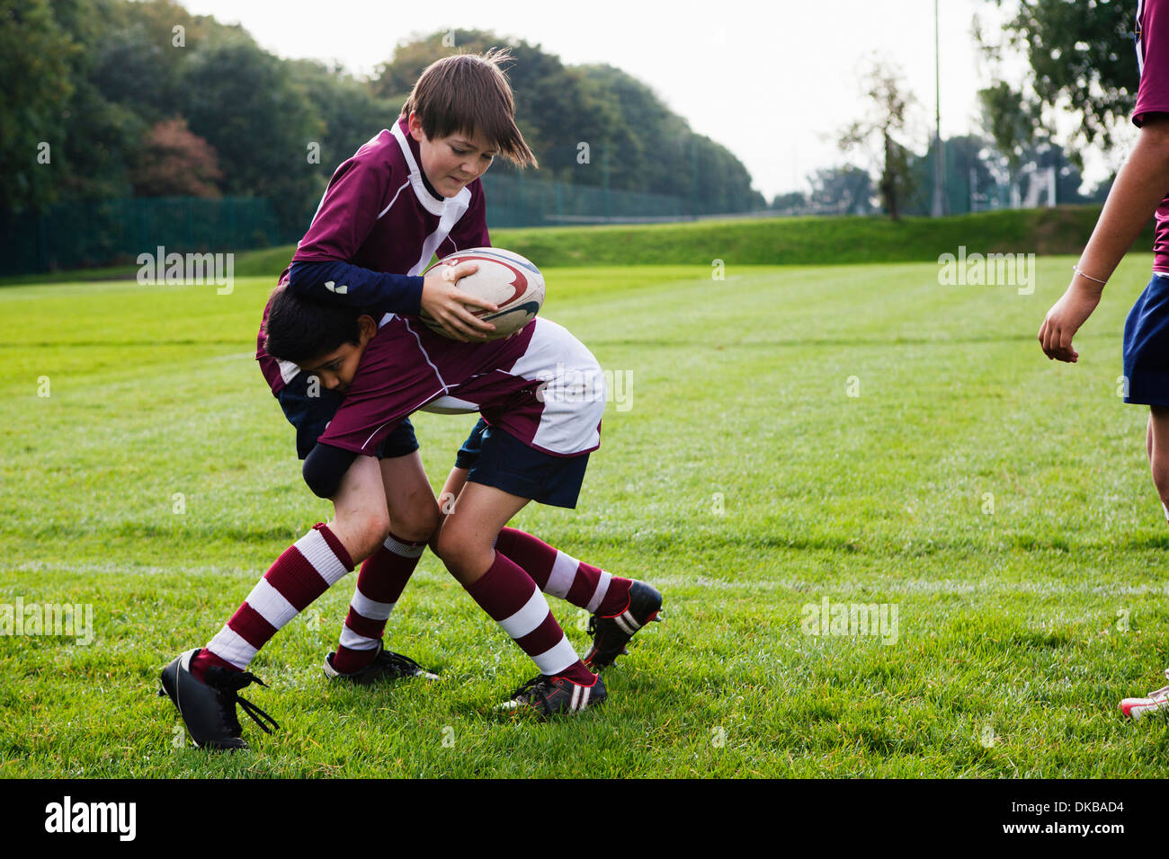 Teenage schoolboy rugby pratica di difesa Foto Stock