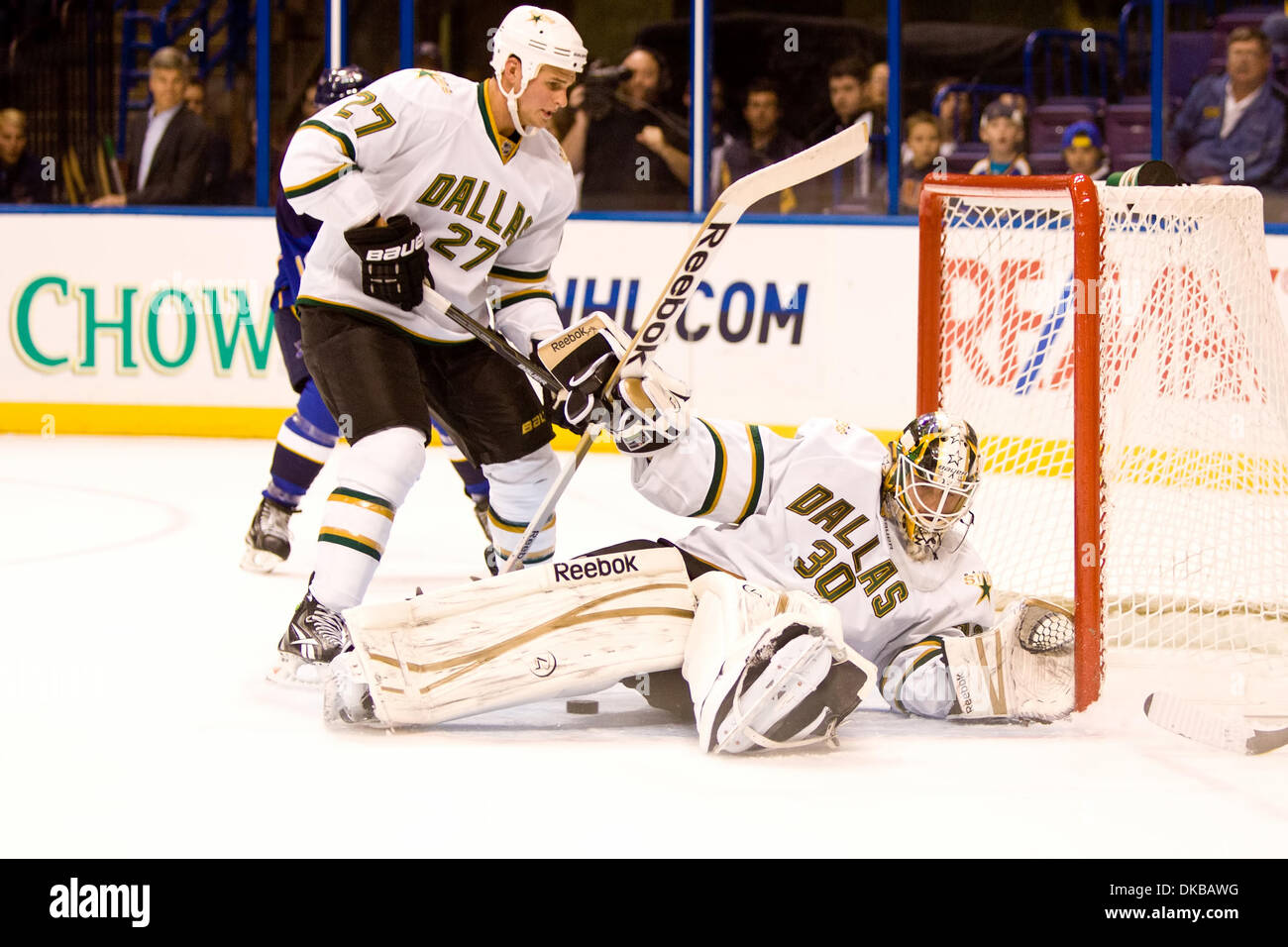 Ottobre 01, 2011 - Saint Louis, Missouri, Stati Uniti - Dallas Stars goalie Andrew Raycroft (30) & Dallas Stars defenceman Adam Pardy (27) in azione durante una NHL pre-stagione partita tra le stelle di Dallas e San Louis Blues al Scottrade Center di Saint Louis, Missouri, le stelle sconfitto il Blues 4-0 (credito Immagine: © Jimmy Simmons/Southcreek/ZUMAPRESS.com) Foto Stock