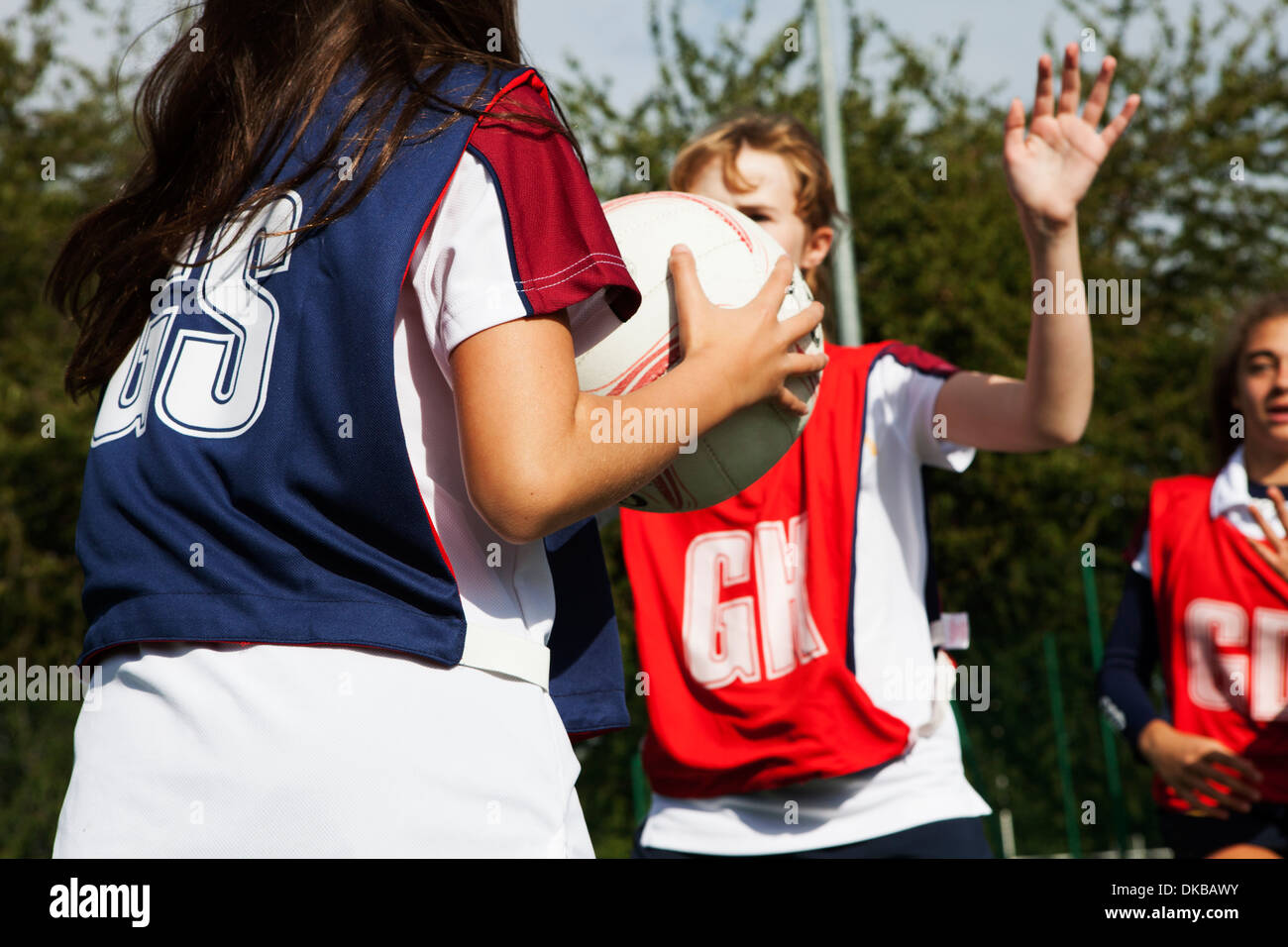 Teenage schoolgirl netball difendendo i giocatori Foto Stock