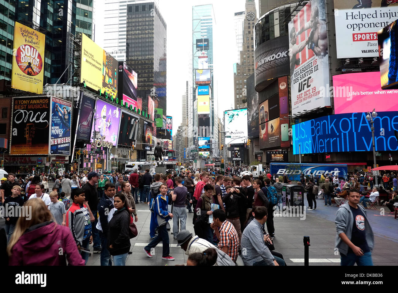 Vista generale di Times Square, New York guardando a nord dalla 42nd Street. Foto Stock