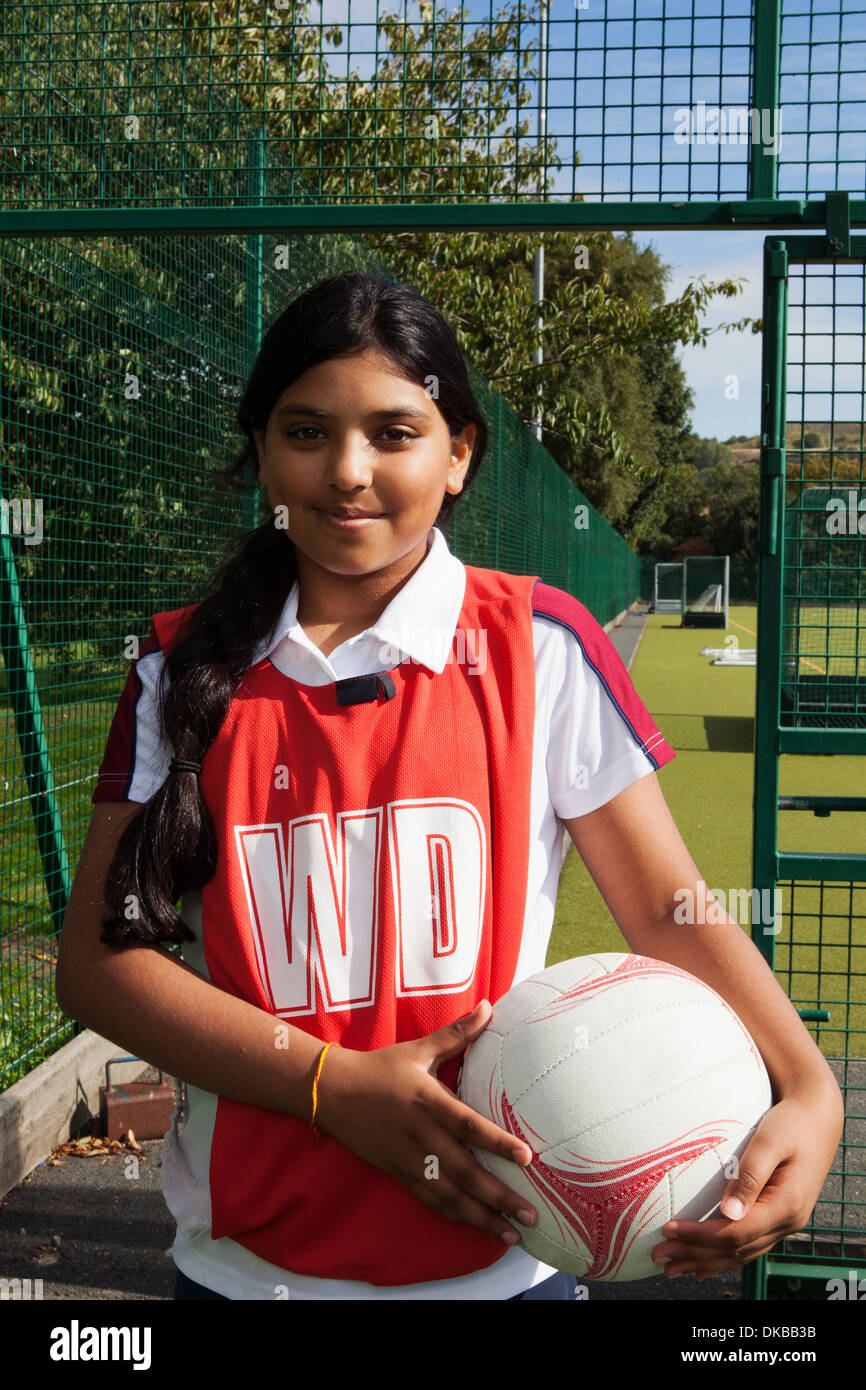 Ritratto di schoolgirl netball player con sfera Foto Stock
