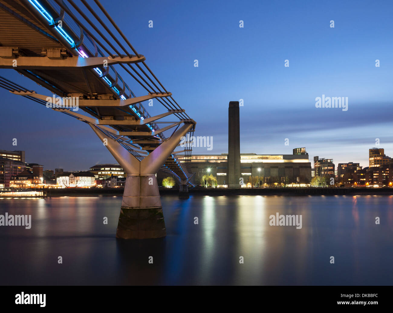 Millennium Bridge e la Tate Modern di notte, Londra, Regno Unito Foto Stock