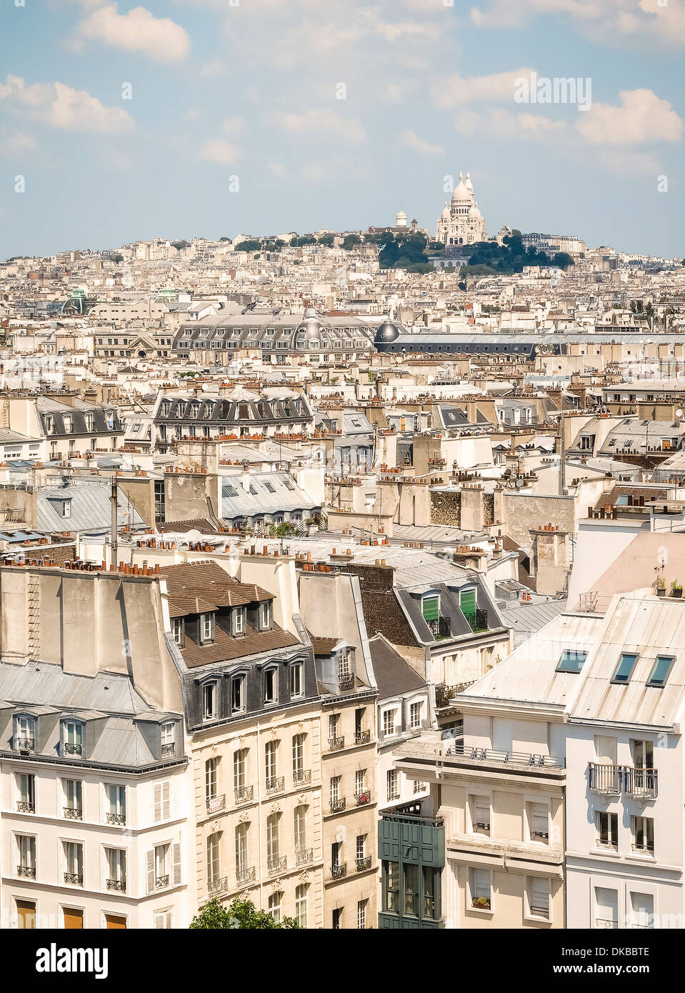 Parigi vista sopra la città con il Sacre Coeur in background Foto Stock