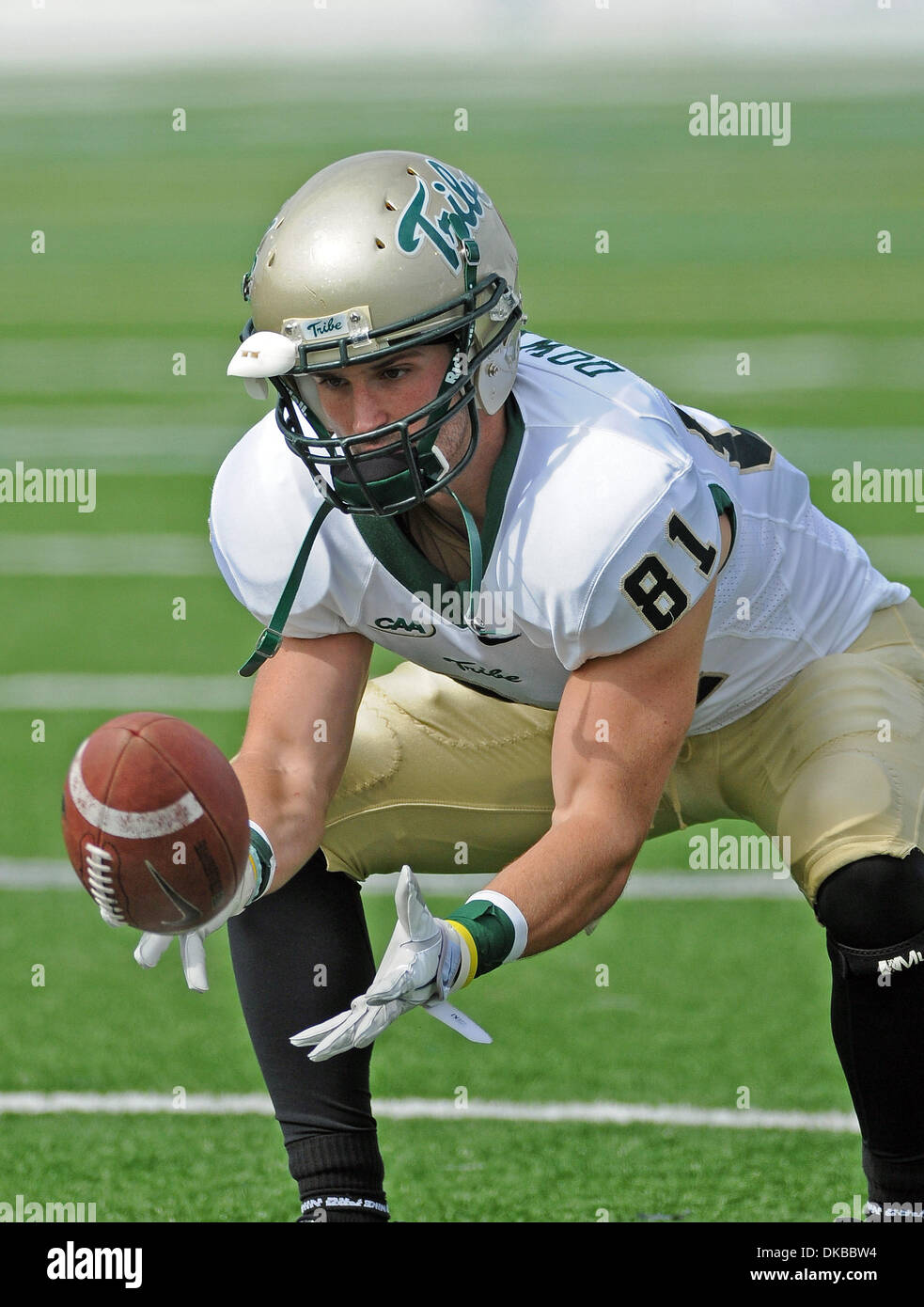 1 ottobre, 2011 - Villanova, Pennsylvania, Stati Uniti d'America - William e Maria wide receiver Nick Downey catture una sfera durante pregame warm-up prima di NCAA Football gioco tra William & Mary e Villanova Ottobre 1, 2011 a Villanova Stadium di Villanova, PA. William e Maria battere Villanova 20-16. (Credito Immagine: © Ken Inness/Southcreek/ZUMApress.com) Foto Stock