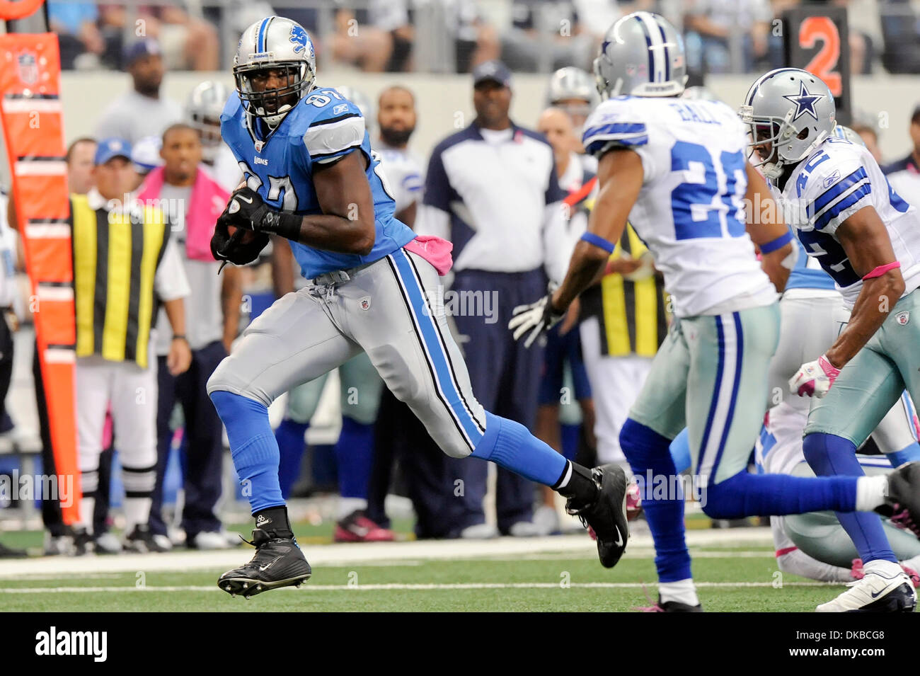 Ottobre 2, 2011 - Arlington, Texas, Stati Uniti d'America - Detroit Lions running back Keiland Williams (34) si rompe all'esterno durante la seconda metà di azione di gioco come la Detroit Lions face-off contro Dallas Cowboys a cowboy Stadium di Arlington, Texas. Il Detroit Lions torna nella seconda metà e sconfiggere il Dallas Cowboys 34-30. (Credito Immagine: © Steven Leija/Southcreek Foto Stock