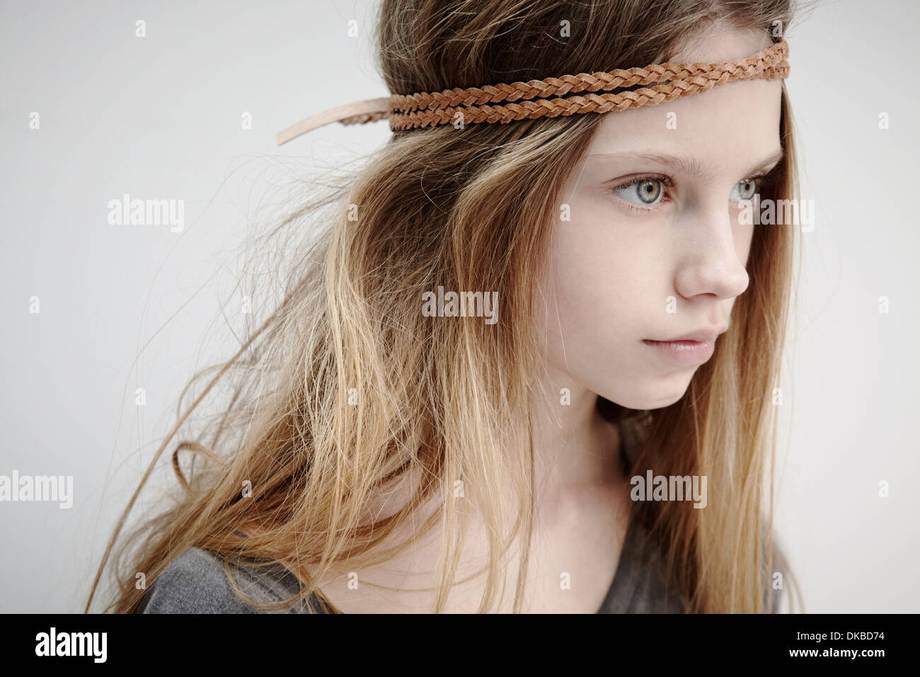 Ritratto di una ragazza che indossa la treccia in pelle attorno alla testa Foto Stock