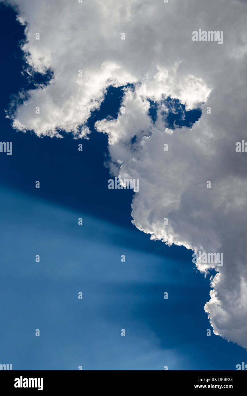 Cloud computing con i raggi di sole contro il cielo blu Foto Stock