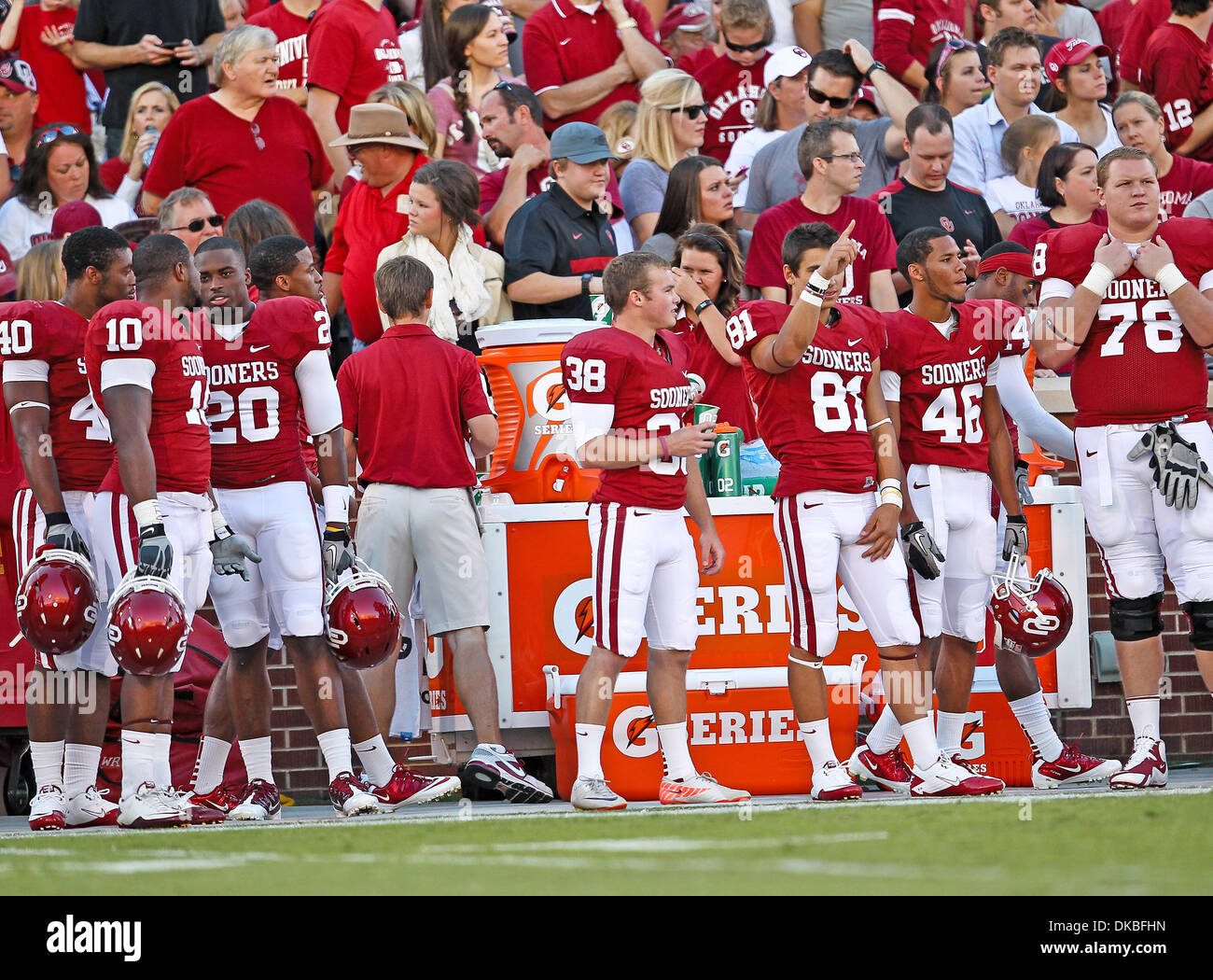 1 ottobre, 2011 - Norman, Oklahoma, Stati Uniti d'America - Oklahoma Sooners kicker Michael Hill (38), la Oklahoma Sooners wide receiver Nyko Symonds (81) e Oklahoma Sooners linebacker Rashod favorisce (10) in azione durante il gioco tra la sfera membro cardinali e Oklahoma Sooners in Oklahoma Memorial Stadium di Norman, Oklahoma. Unità organizzativa sconfigge lo stato a sfera 62 a 6. (Credito Ima Foto Stock