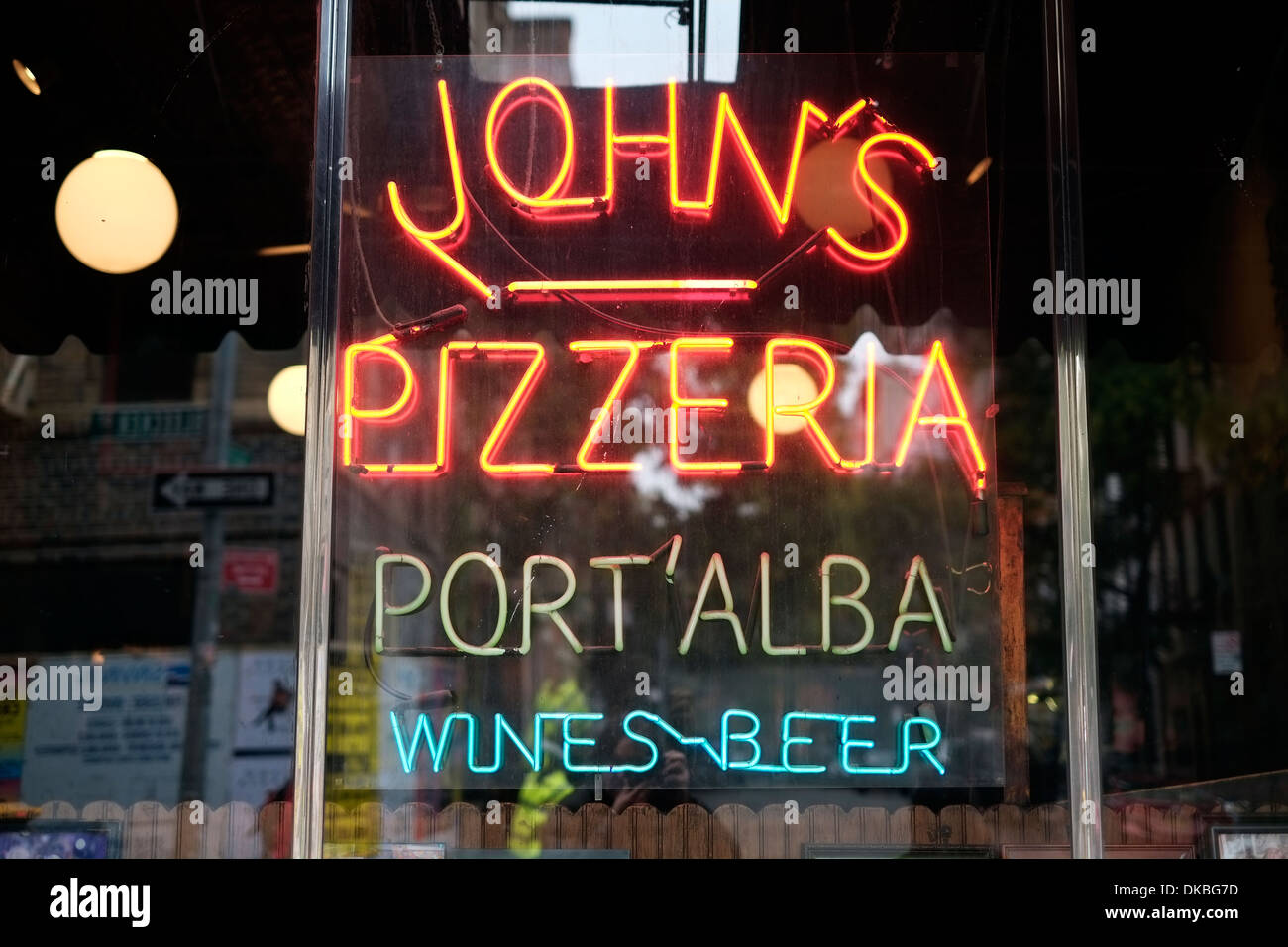 Vista esterna del John's Pizza a Bleeker Street, New York City. Uno dei pochi ristoranti di Manhattan che sono ancora Foto Stock