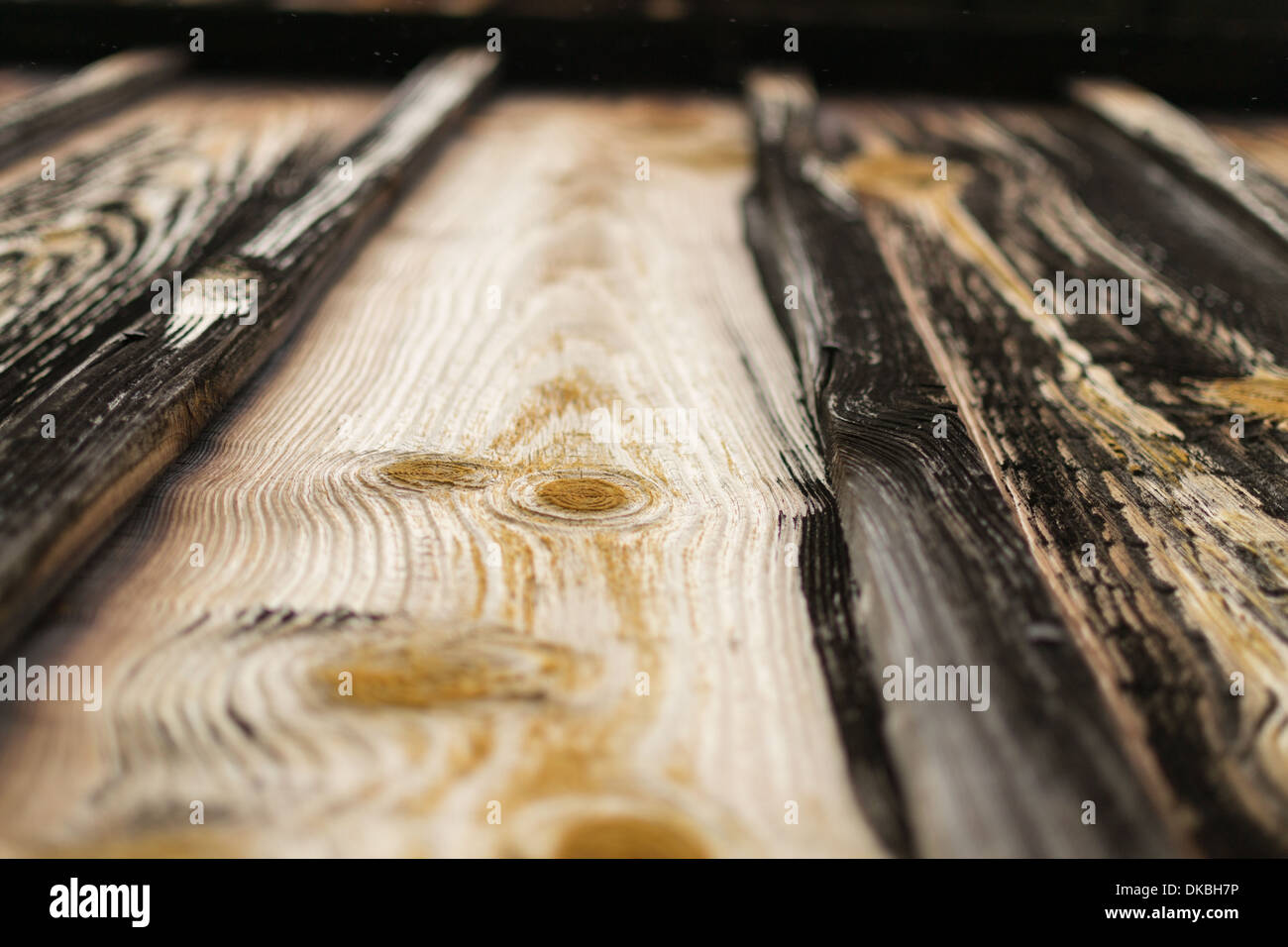 Punto di fuga prospettica di legno rustico schierati su un edificio Foto Stock