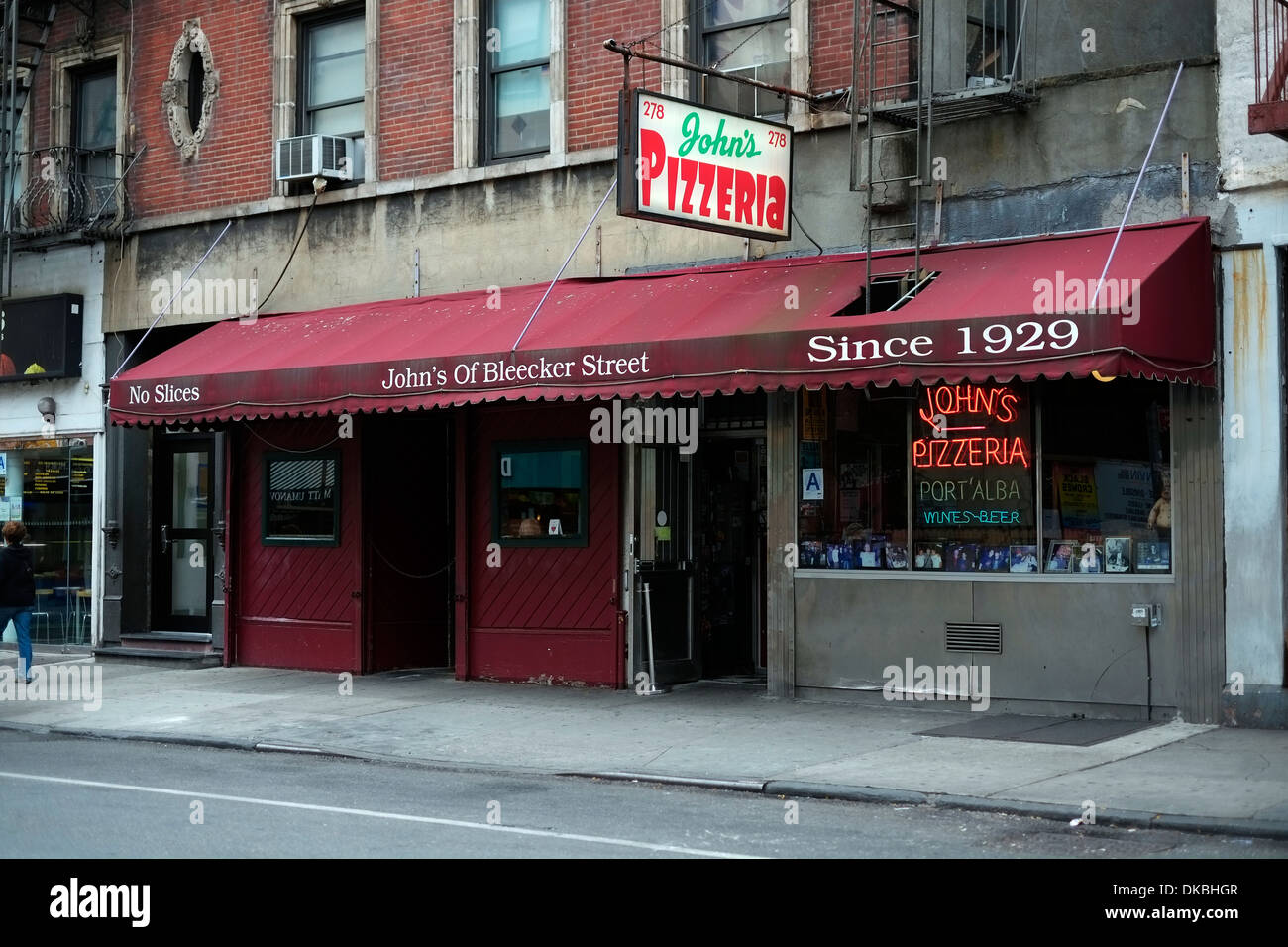 Vista esterna del John's Pizza a Bleeker Street, New York City. Uno dei pochi ristoranti di Manhattan che sono ancora Foto Stock