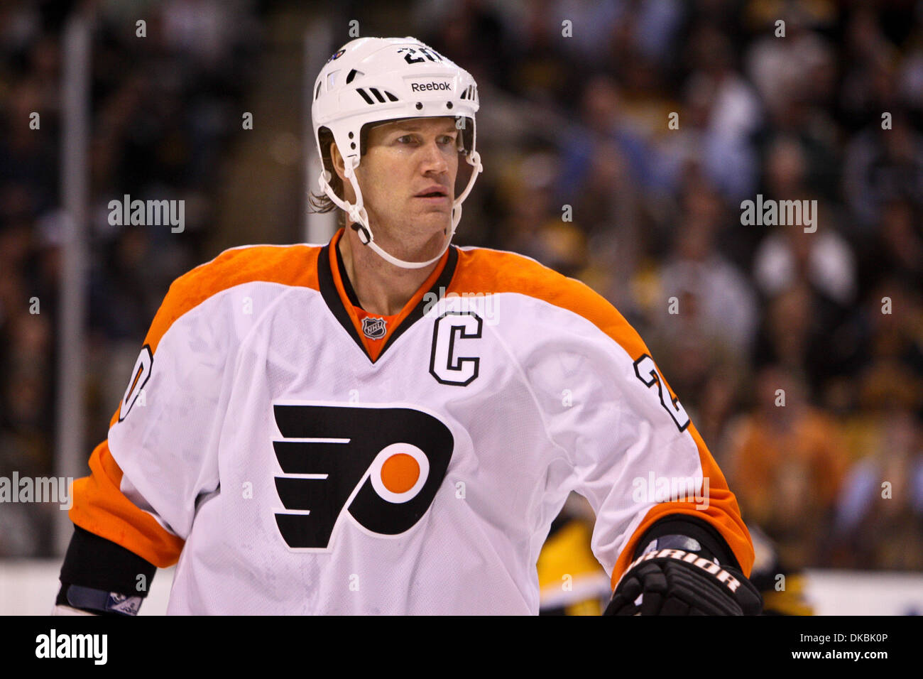 6 ott. 2011 - Boston, Massachusetts, STATI UNITI - Philadelphia Flyers defenceman Chris Pronger (20) durante il season opener contro il contro il Boston Bruins. Volantini battere i Bruins 2 - 1. (Credito Immagine: © contrassegnare la casella/Southcreek/ZUMAPRESS.com) Foto Stock