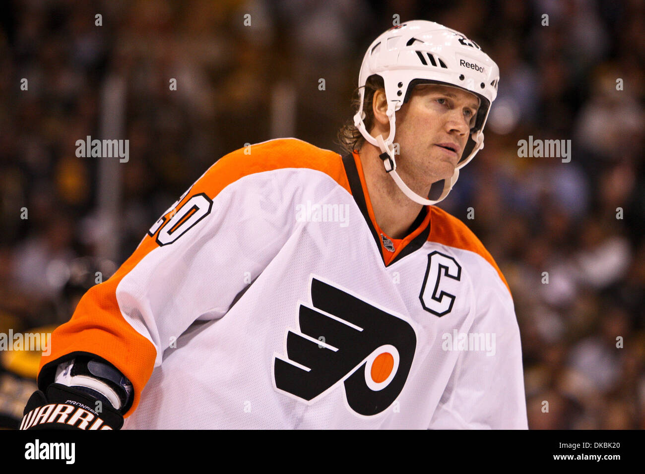 6 ott. 2011 - Boston, Massachusetts, STATI UNITI - Philadelphia Flyers defenceman Chris Pronger (20) pattini al banco durante la partita contro i Boston Bruins a TD Garden di Boston, Massachusetts. Volantini battere i Bruins 2 - 1. (Credito Immagine: © contrassegnare la casella/Southcreek/ZUMAPRESS.com) Foto Stock