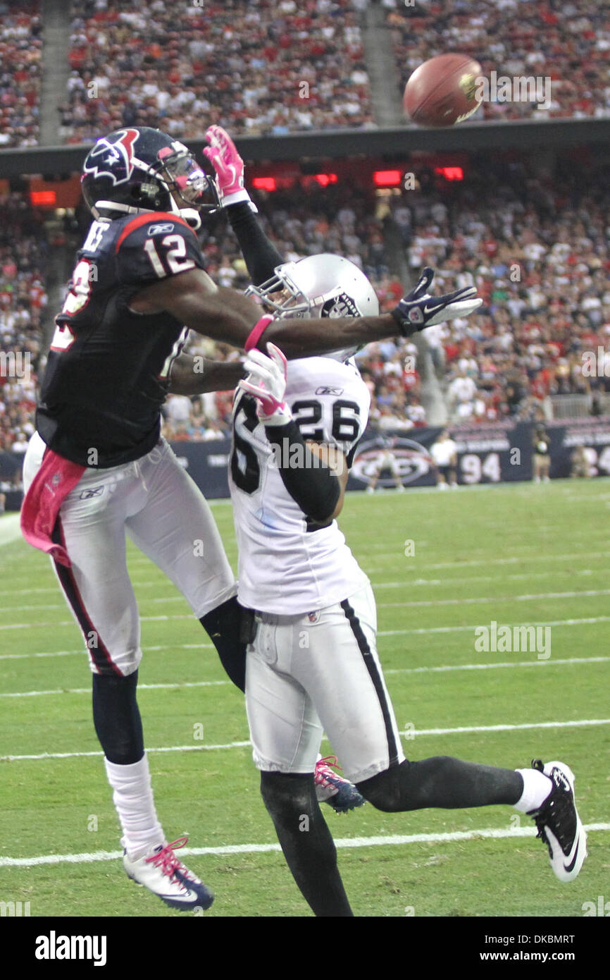 Il 9 ottobre, 2011 - Houston, Texas, Stati Uniti - Oakland Raiders cornerback Stanford Routt(26) faccia successfullt guardie Houston Texans wide receiver Jacoby Jones(12) nella zona di estremità. Houston Texans perso a Oakland Raiders 25-20 al Reliant Stadium di Houston in Texas. (Credito Immagine: © Luis Leyva/Southcreek/ZUMAPRESS.com) Foto Stock