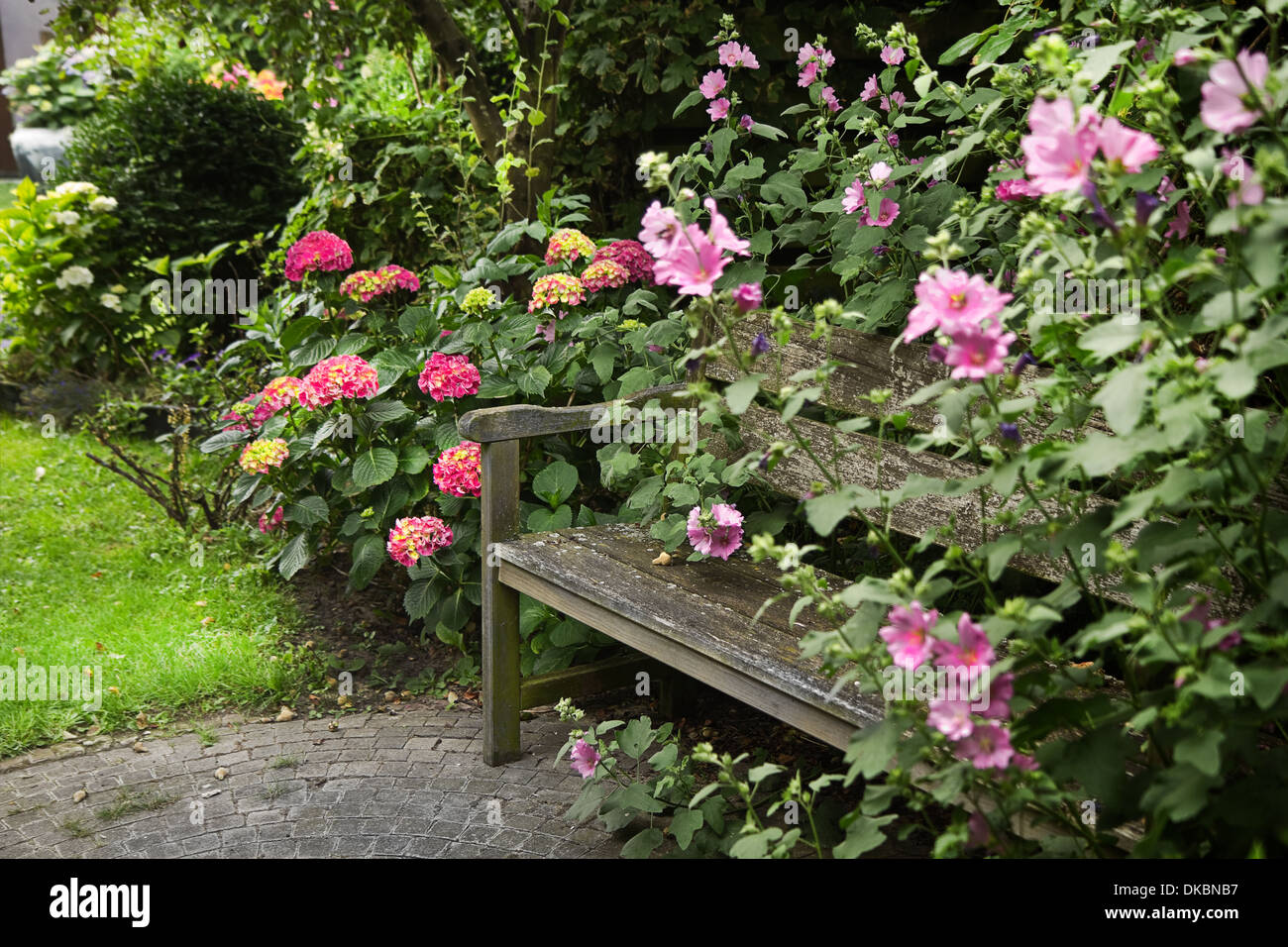 In stile country con giardino da banco e un sacco di fiori in estate Foto Stock