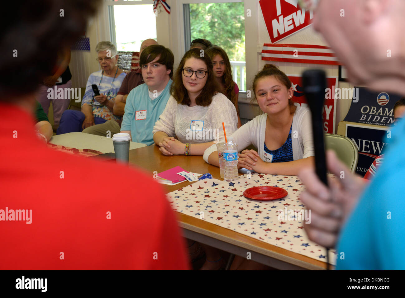 I partecipanti questione Michael Dukakis a Camp USA, una settimana due apartitica camp per media ed alta scuola gli studenti. Foto Stock