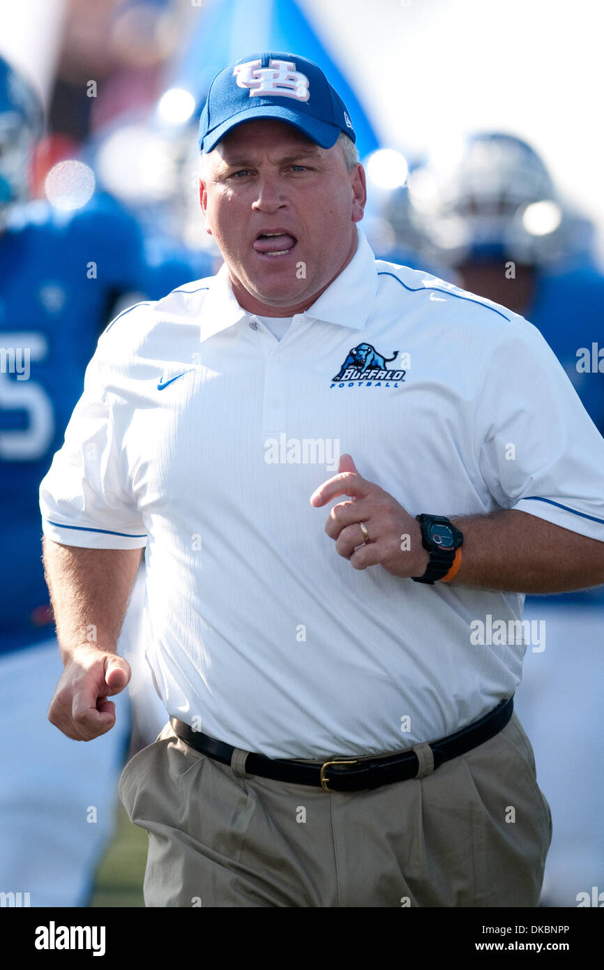 Ottobre 8, 2011 - Buffalo, New York, Stati Uniti - Buffalo Bulls head coach Jeff Quinn porta il suo team sul campo prima di una partita contro la Ohio Bobcats a UB Stadium. Buffalo ha vinto il gioco 38-37. (Credito Immagine: © Mark Konezny/Southcreek/ZUMAPRESS.com) Foto Stock