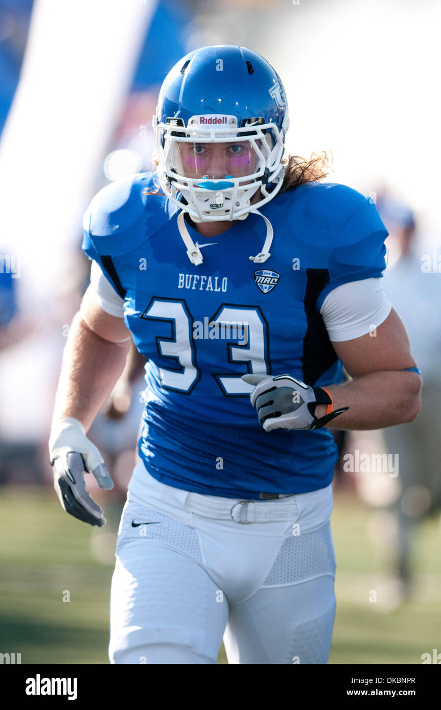 Ottobre 8, 2011 - Buffalo, New York, Stati Uniti - Buffalo tori linebacker Scott Pettigrew (#33) arriva sul campo prima di una partita contro la Ohio Bobcats a UB Stadium. Buffalo ha vinto il gioco 38-37. (Credito Immagine: © Mark Konezny/Southcreek/ZUMAPRESS.com) Foto Stock