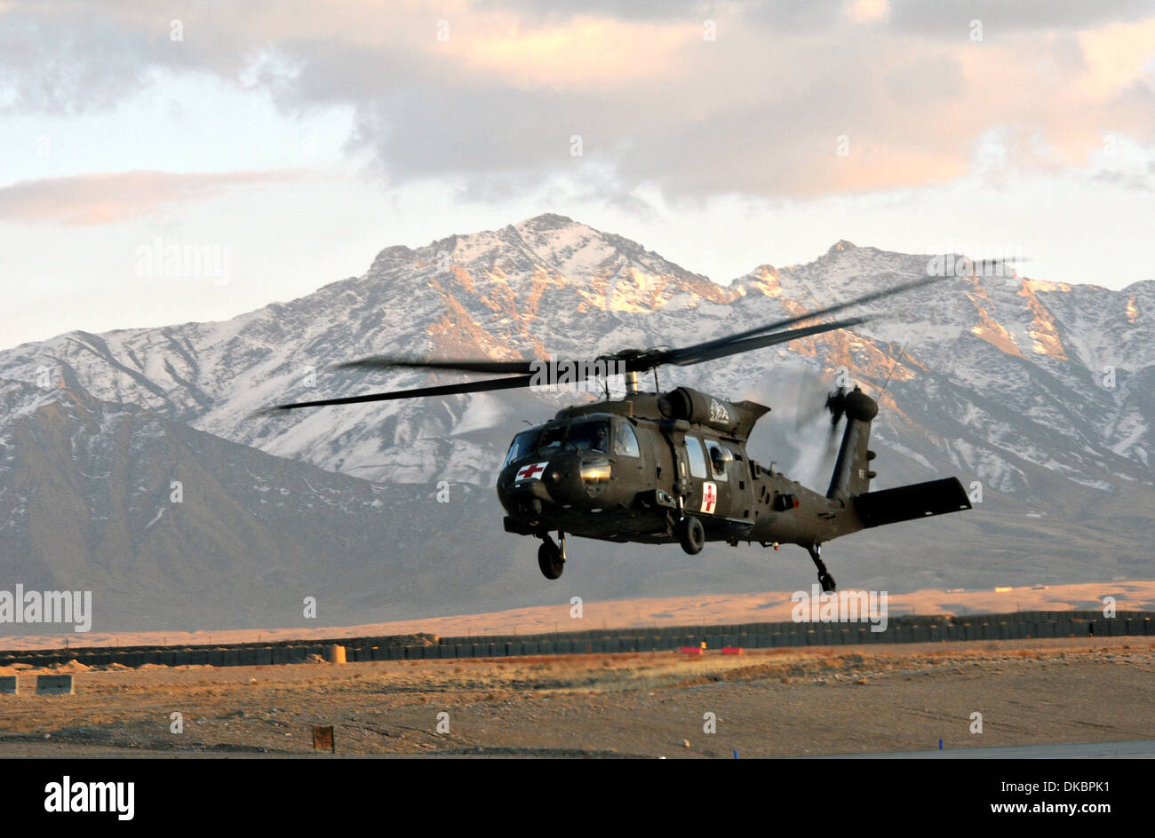 Un US Army evacuazione medica HH-60M Black Hawk elicottero rende il suo approccio alla terra in avanti una base operativa Fenty Novembre 25, 2013 nella provincia di Nangarhar, Afghanistan. Foto Stock