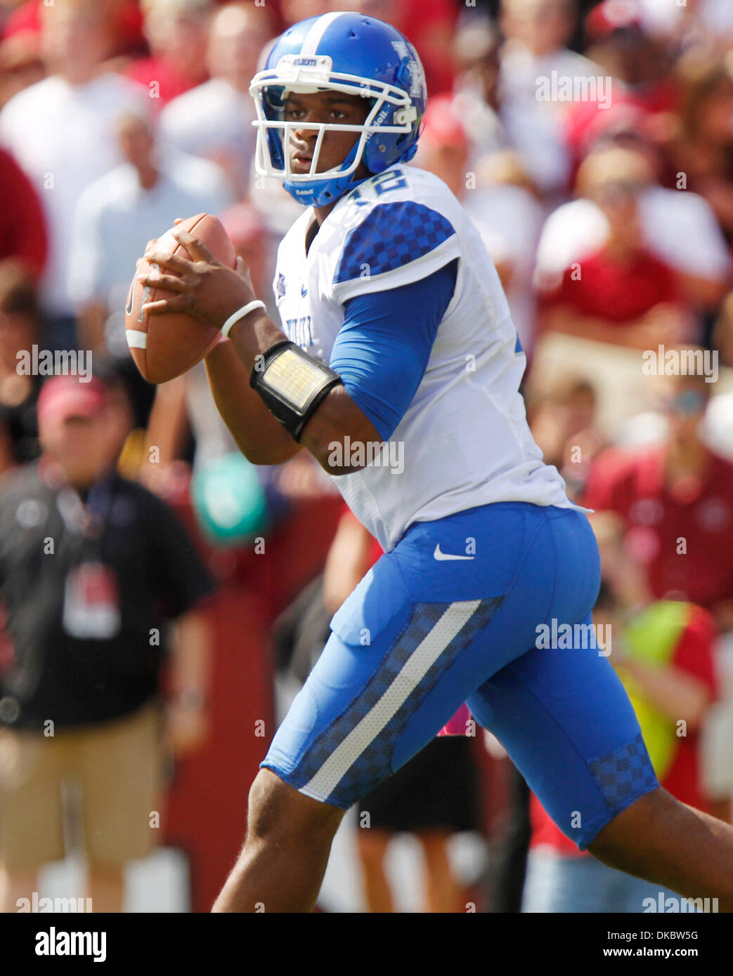 Ottobre 8, 2011 - Columbia, S.C, US - Morgan Newton guardò per un ricevitore aperto nel secondo trimestre del Kentucky a S. Carolina del gioco del calcio a Williams-Brice Stadium in Columbia, S.C., ad Ottobre 8, 2011. Foto di Pablo Alcala | personale (credito Immagine: © Lexington Herald-Leader/ZUMAPRESS.com) Foto Stock