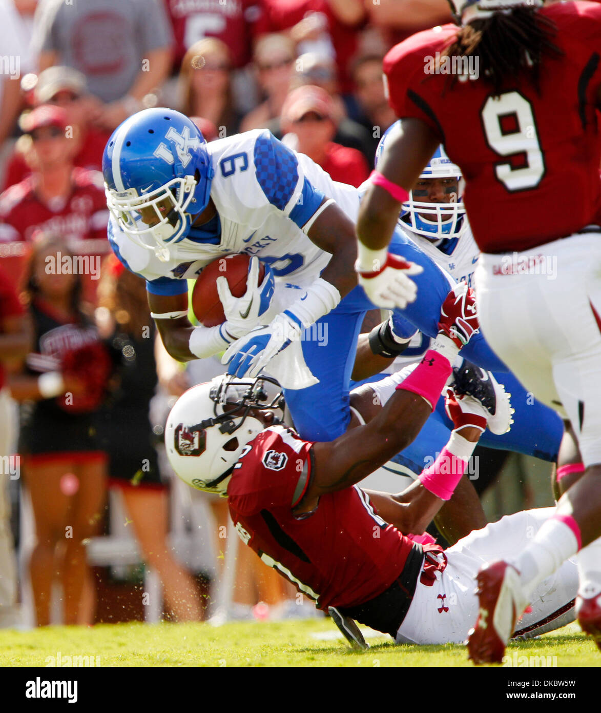 Ottobre 8, 2011 - Columbia, S.C, US - Kentucky's Demarco Robinson è stato fermato da Cadarious Sanders nel quarto trimestre del Kentucky a S. Carolina del gioco del calcio a Williams-Brice Stadium in Columbia, S.C., ad Ottobre 8, 2011. Foto di Pablo Alcala | personale (credito Immagine: © Lexington Herald-Leader/ZUMAPRESS.com) Foto Stock