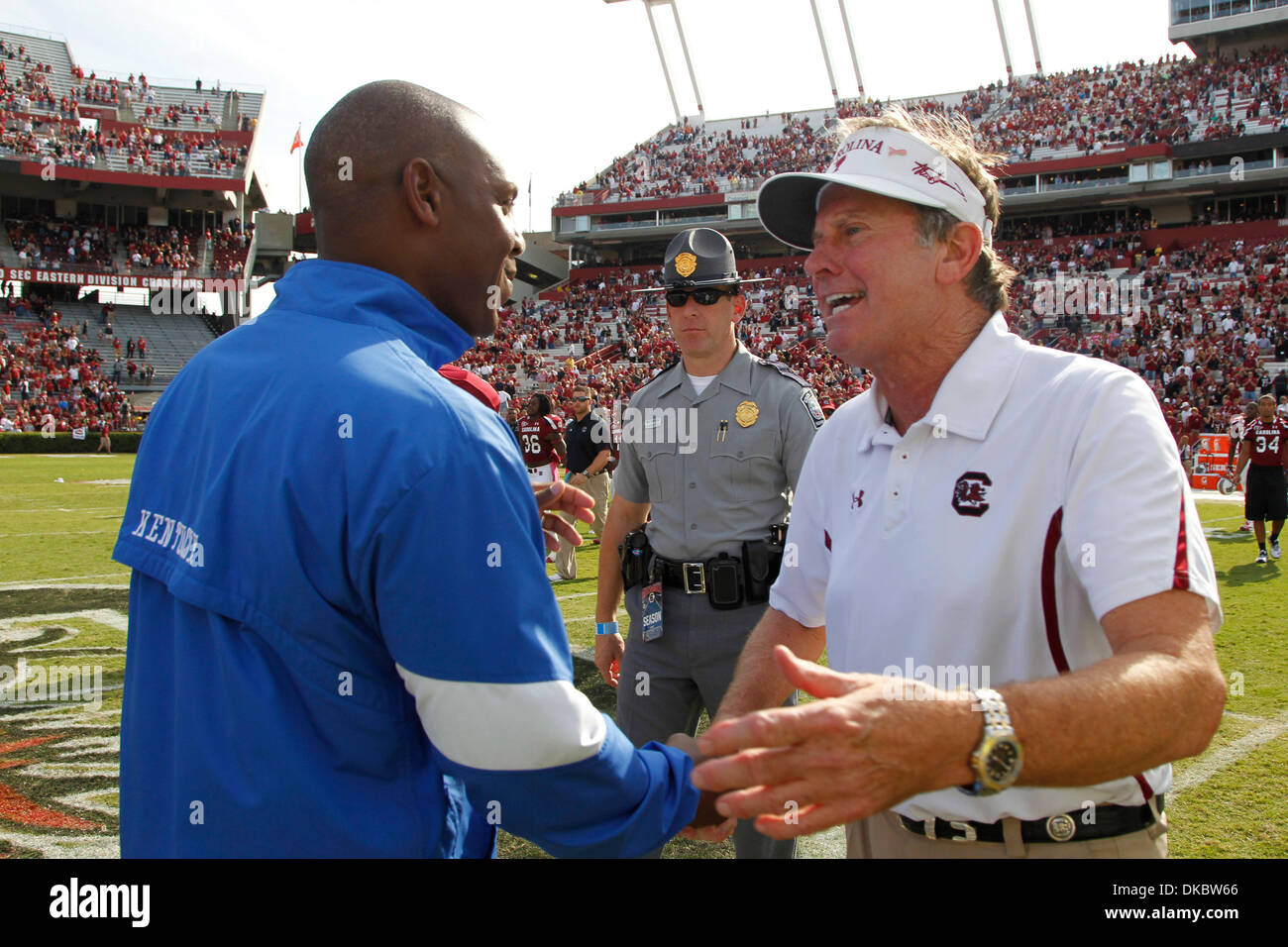 Ottobre 8, 2011 - Columbia, S.C, US - vetture di testa Phillips Joker, sinistra e Steve Spurrier ha scosso le mani dopo il Kentucky's 54-3 instradamento presso S. Carolina' Williams-Brice Stadium in Columbia, S.C., ad Ottobre 8, 2011. Foto di Pablo Alcala | personale (credito Immagine: © Lexington Herald-Leader/ZUMAPRESS.com) Foto Stock