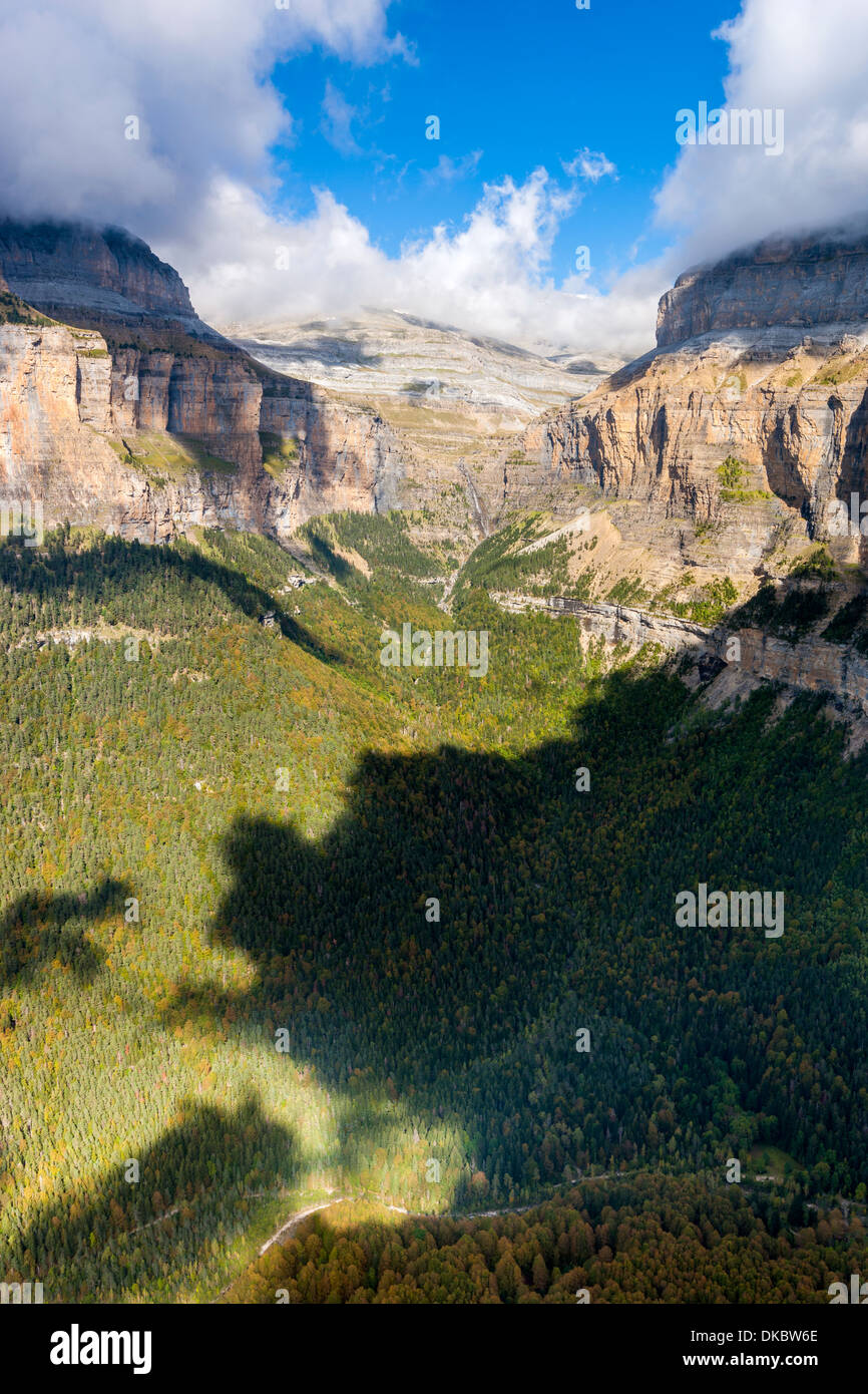 Vista sulla valle di Ordesa da Faja Pelay, Parque Nacional de Ordesa y Monte Perdido, Pirenei, Huesca, Aragona, Spagna, Europa. Foto Stock