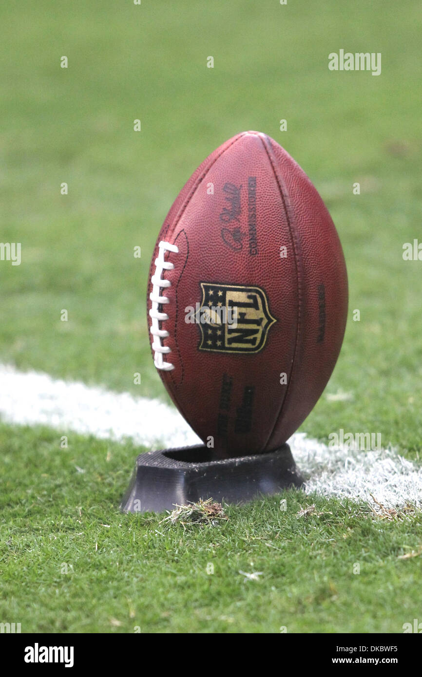 Il 9 ottobre, 2011 - Houston, Texas, Stati Uniti - il calcio sul tee pronto per iniziare il gioco. Houston Texans perso a Oakland Raiders 25-20 al Reliant Stadium di Houston in Texas. (Credito Immagine: © Luis Leyva/Southcreek/ZUMAPRESS.com) Foto Stock