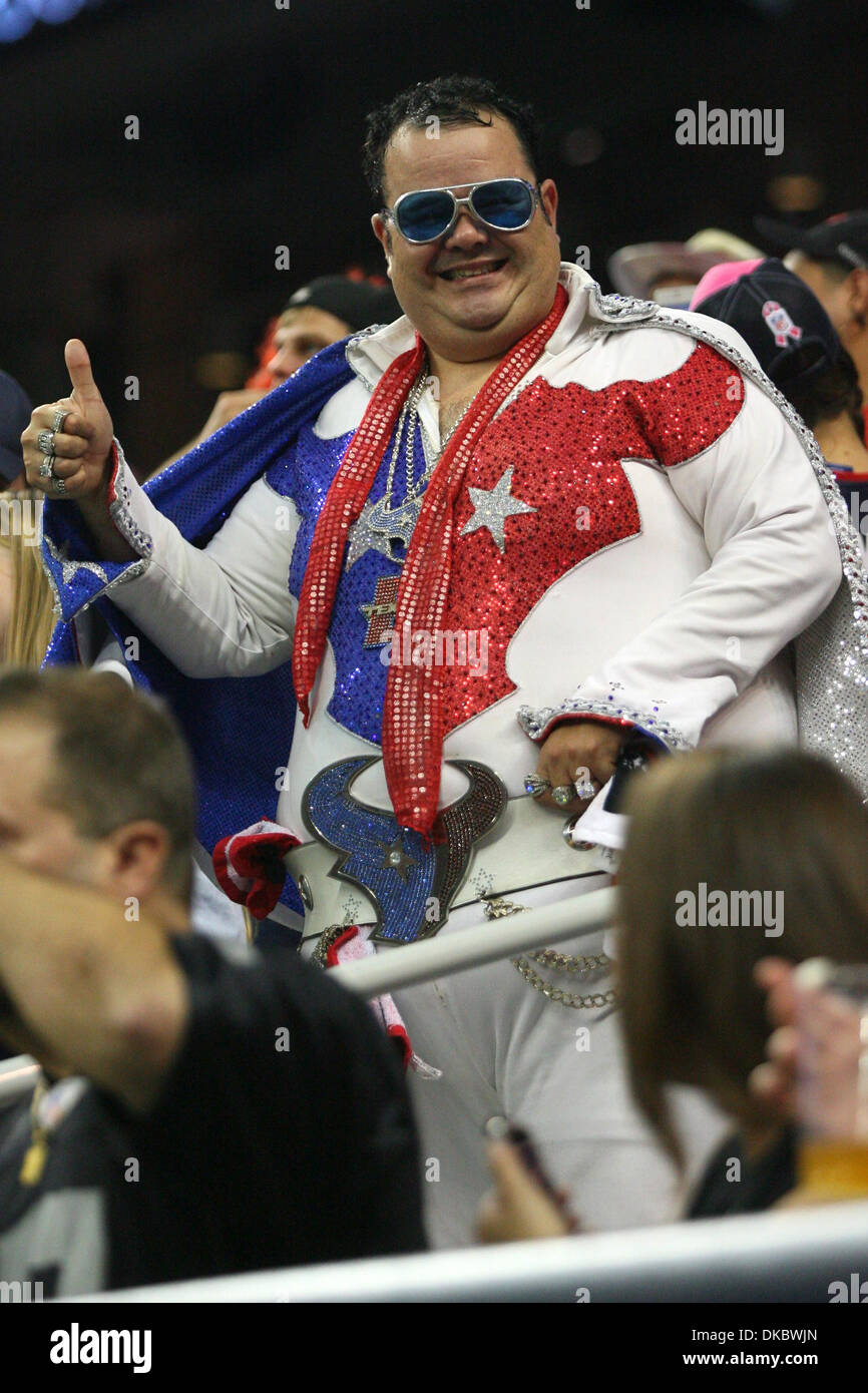Il 9 ottobre, 2011 - Houston, Texas, Stati Uniti - Houston Texans inpersonates ventola di Elvis. Houston Texans perso a Oakland Raiders 25-20 al Reliant Stadium di Houston in Texas. (Credito Immagine: © Luis Leyva/Southcreek/ZUMAPRESS.com) Foto Stock