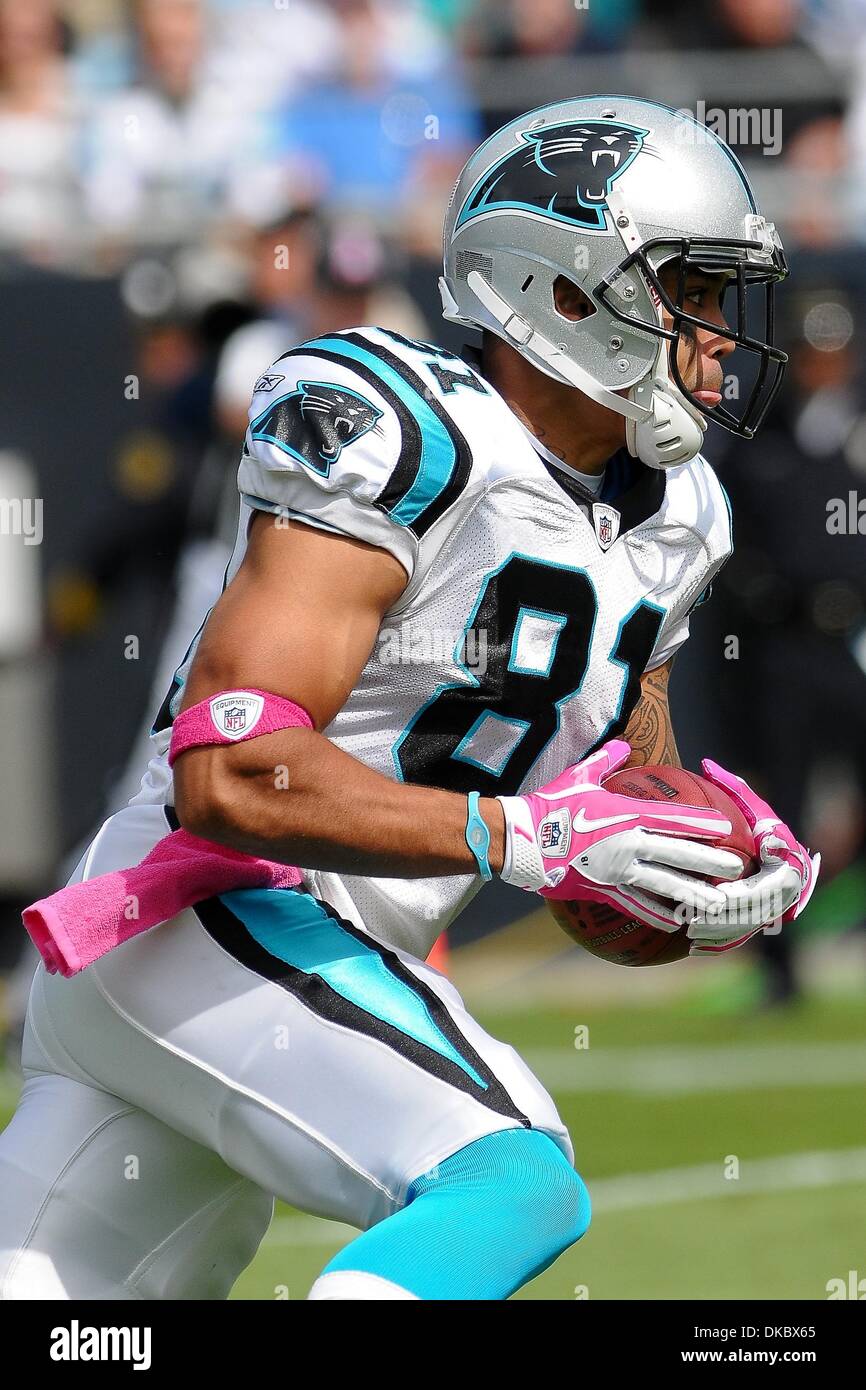 Il 9 ottobre, 2011 - Charlotte, North Carolina, Stati Uniti - Carolina Panthers wide receiver Pilares Kealoha (81). porta la palla.Santi sconfiggere le pantere 30-27 presso la Bank of America Stadium a Charlotte nella Carolina del Nord. (Credito Immagine: © Anthony Barham/Southcreek/ZUMAPRESS.com) Foto Stock