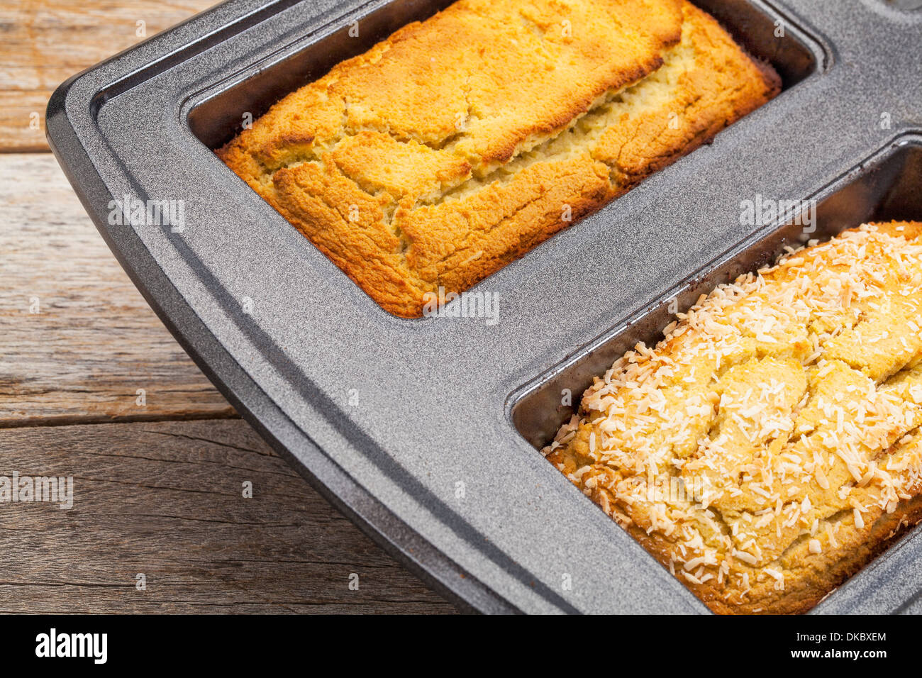 Pane appena sfornato due mini polpettine di senza glutine farina di cocco pane nella teglia da forno Foto Stock