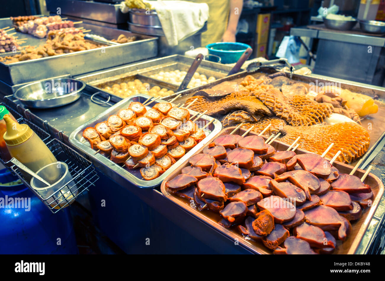 Hong kong street snack durante la notte, con carne di maiale e manzo stufato. Foto Stock