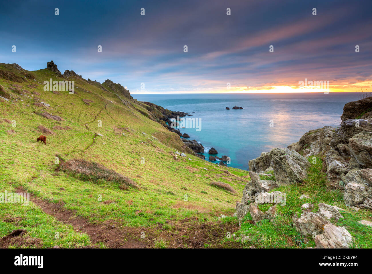 Il punto di inizio con il faro, Sud prosciutti, Devon, Inghilterra, Regno Unito, Europa. Foto Stock