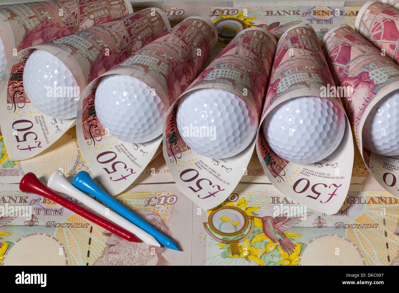 Diversi di sterline inglesi e bianco palline da golf Foto Stock