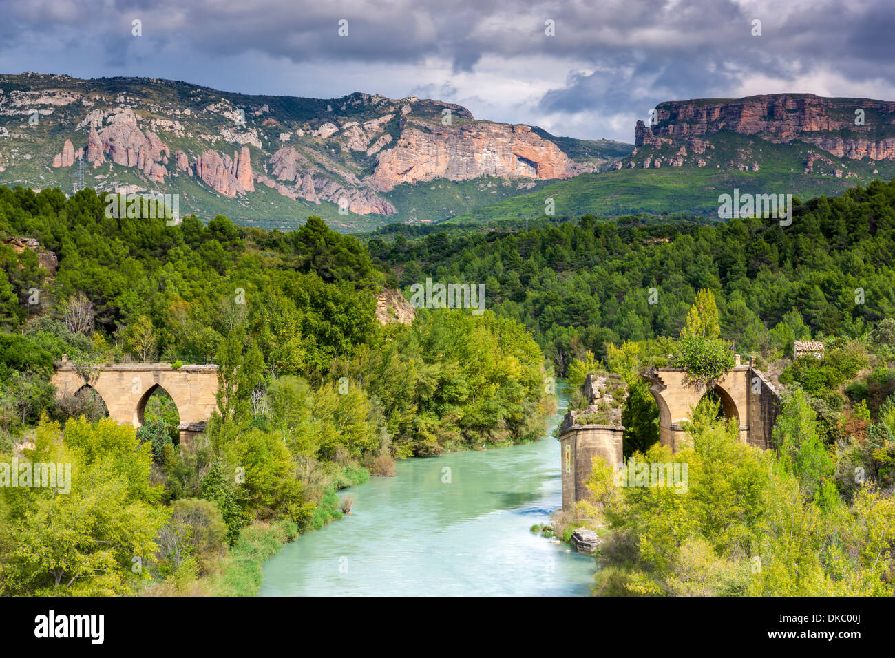 Distrutto ponte sopra il fiume Gallego nei Pirenei spagnoli, provincia di Huesca, Spagna, Europa. Foto Stock