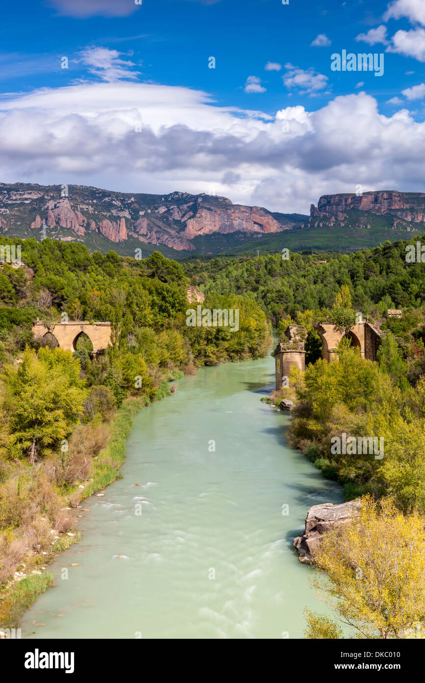 Distrutto ponte sopra il fiume Gallego nei Pirenei spagnoli, provincia di Huesca, Spagna, Europa. Foto Stock