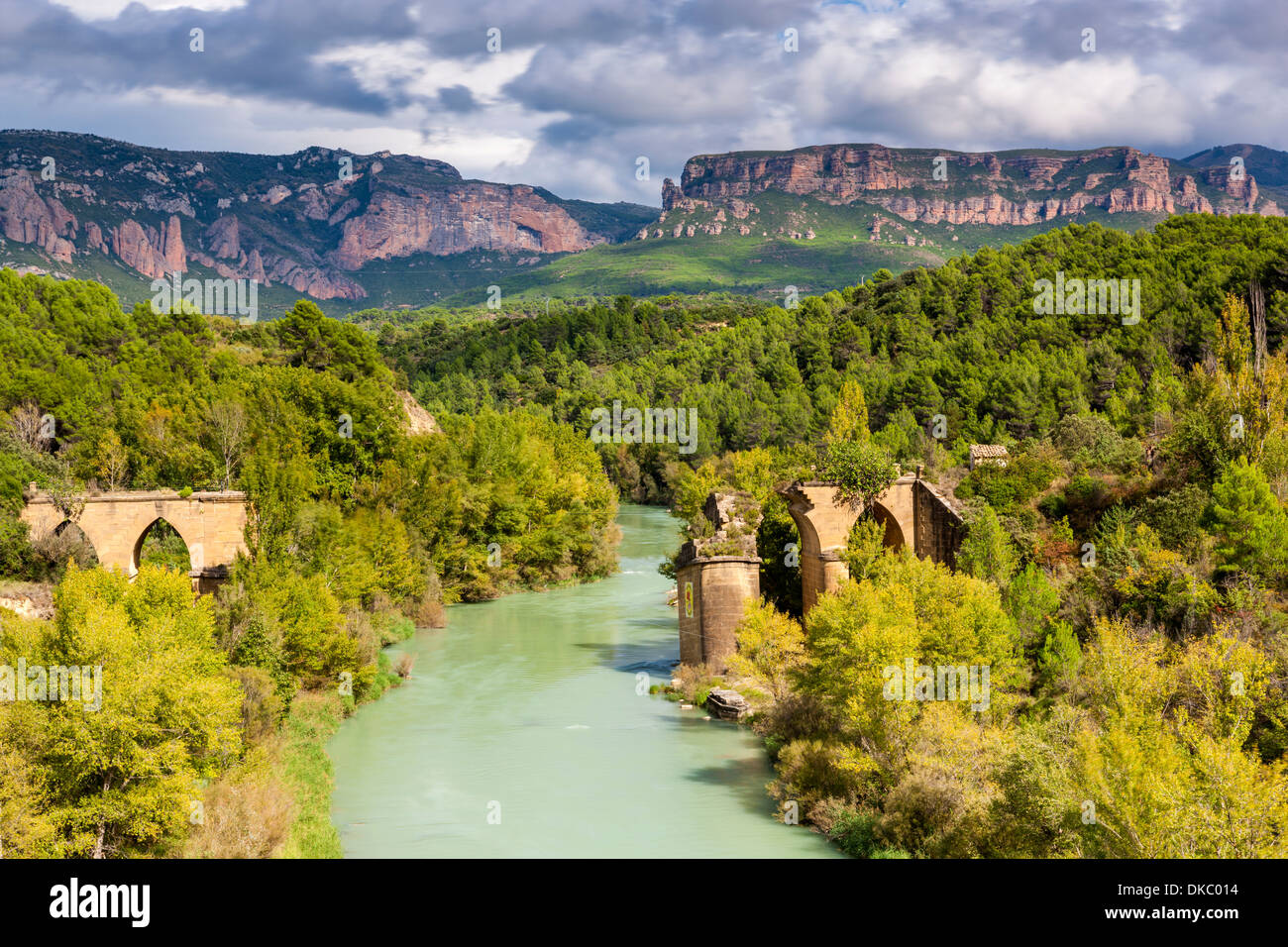 Distrutto ponte sopra il fiume Gallego nei Pirenei spagnoli, provincia di Huesca, Spagna, Europa. Foto Stock