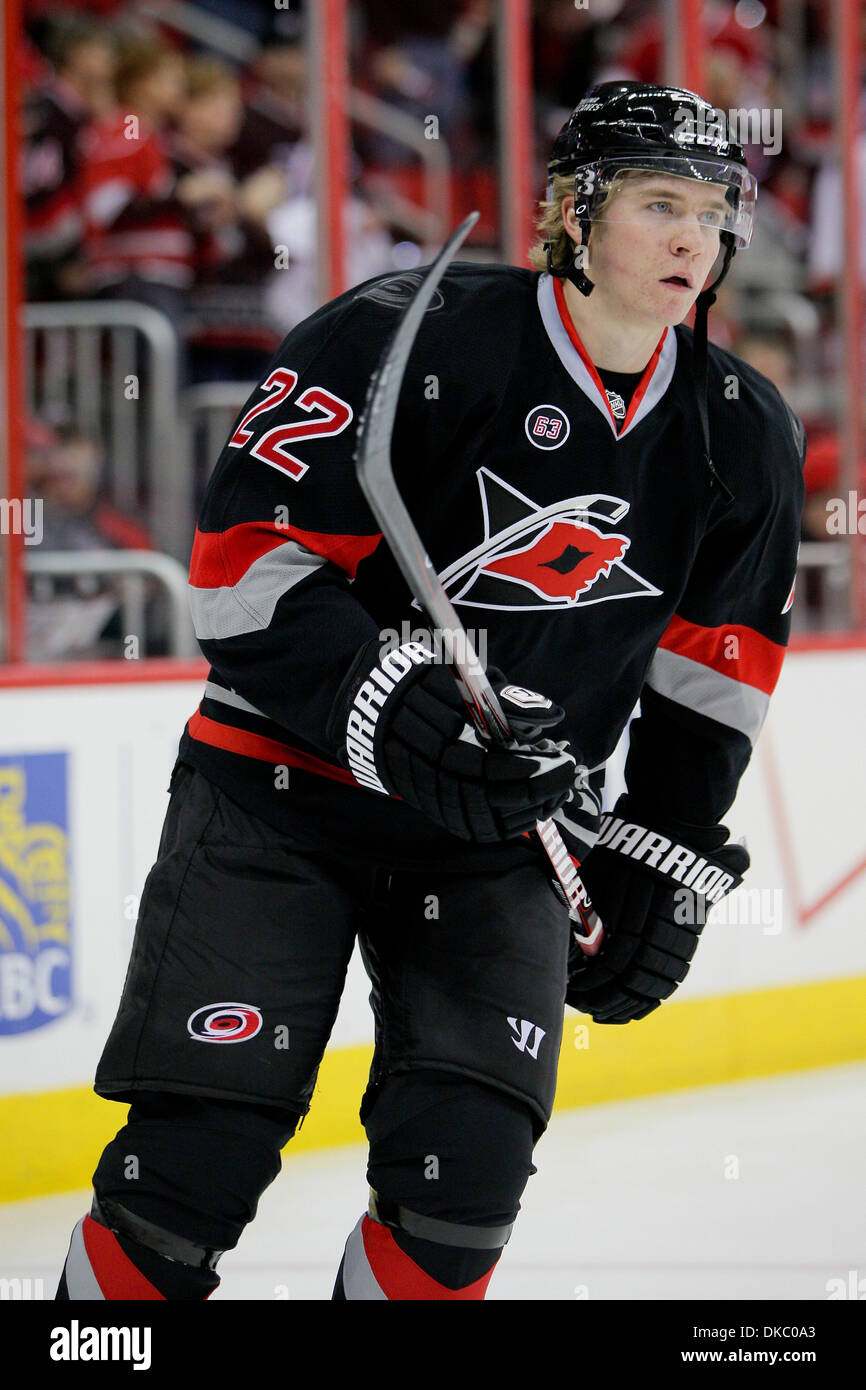 Ottobre 12, 2011 - Raleigh, North Carolina, Stati Uniti - Carolina Hurricanes center Zac Dalpe (22) pattini sul ghiaccio.uragani sconfitto i Bruins 3-2 a RBC Center in Raleigh North Carolina. (Credito Immagine: © Anthony Barham/Southcreek/ZUMAPRESS.com) Foto Stock