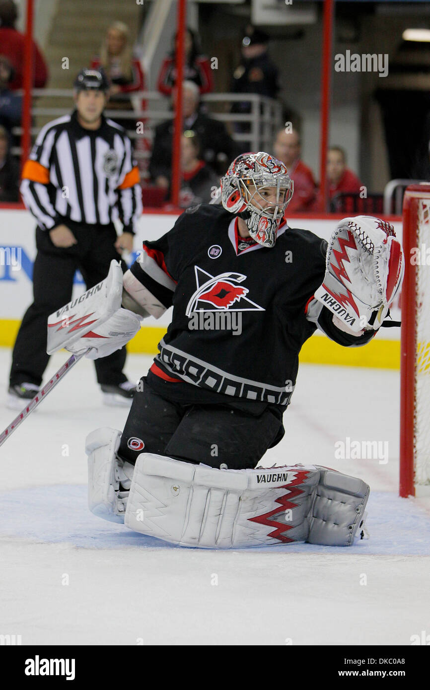 Ottobre 12, 2011 - Raleigh, North Carolina, Stati Uniti - Carolina Hurricanes goalie Cam Ward (30) Si ritiene che le catture di un puck.uragani sconfitto i Bruins 3-2 a RBC Center in Raleigh North Carolina. (Credito Immagine: © Anthony Barham/Southcreek/ZUMAPRESS.com) Foto Stock