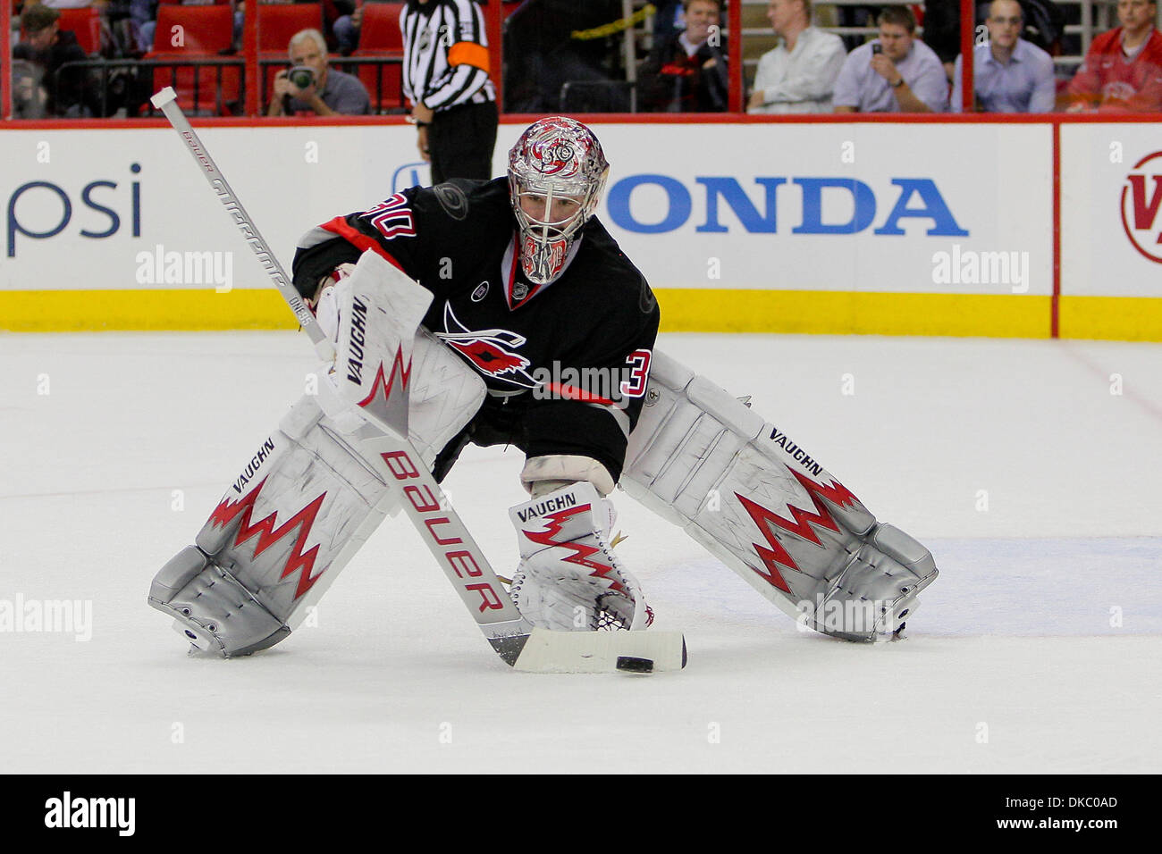 Ottobre 12, 2011 - Raleigh, North Carolina, Stati Uniti - Carolina Hurricanes goalie Cam Ward (30) con un altro blocco di awesome.uragani sconfitto i Bruins 3-2 a RBC Center in Raleigh North Carolina. (Credito Immagine: © Anthony Barham/Southcreek/ZUMAPRESS.com) Foto Stock