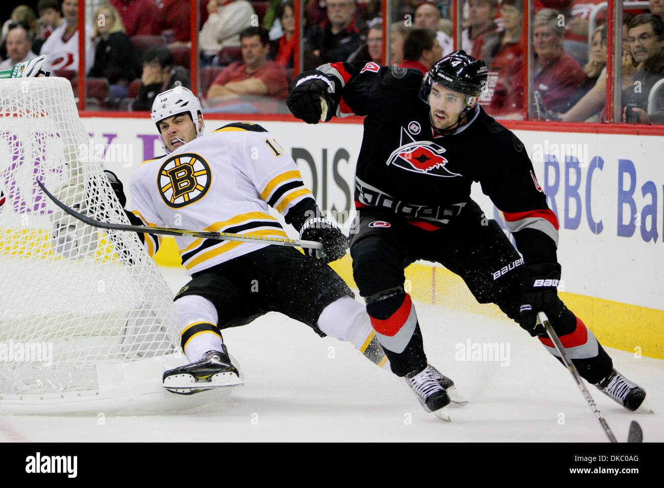 Ottobre 12, 2011 - Raleigh, North Carolina, Stati Uniti - Carolina Hurricanes defenceman Jamie McBain (4) uragani sconfitto i Bruins 3-2 a RBC Center in Raleigh North Carolina. (Credito Immagine: © Anthony Barham/Southcreek/ZUMAPRESS.com) Foto Stock