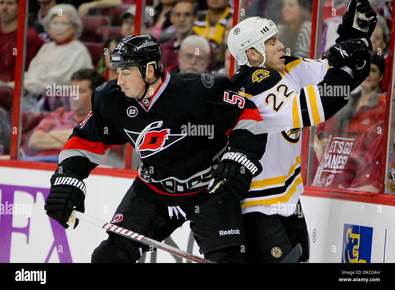 Ottobre 12, 2011 - Raleigh, North Carolina, Stati Uniti - Carolina Hurricanes defenceman Tomas Kaberle (51) e Boston Bruins ala destra Shawn Thornton (22) uragani sconfitto i Bruins 3-2 a RBC Center in Raleigh North Carolina. (Credito Immagine: © Anthony Barham/Southcreek/ZUMAPRESS.com) Foto Stock