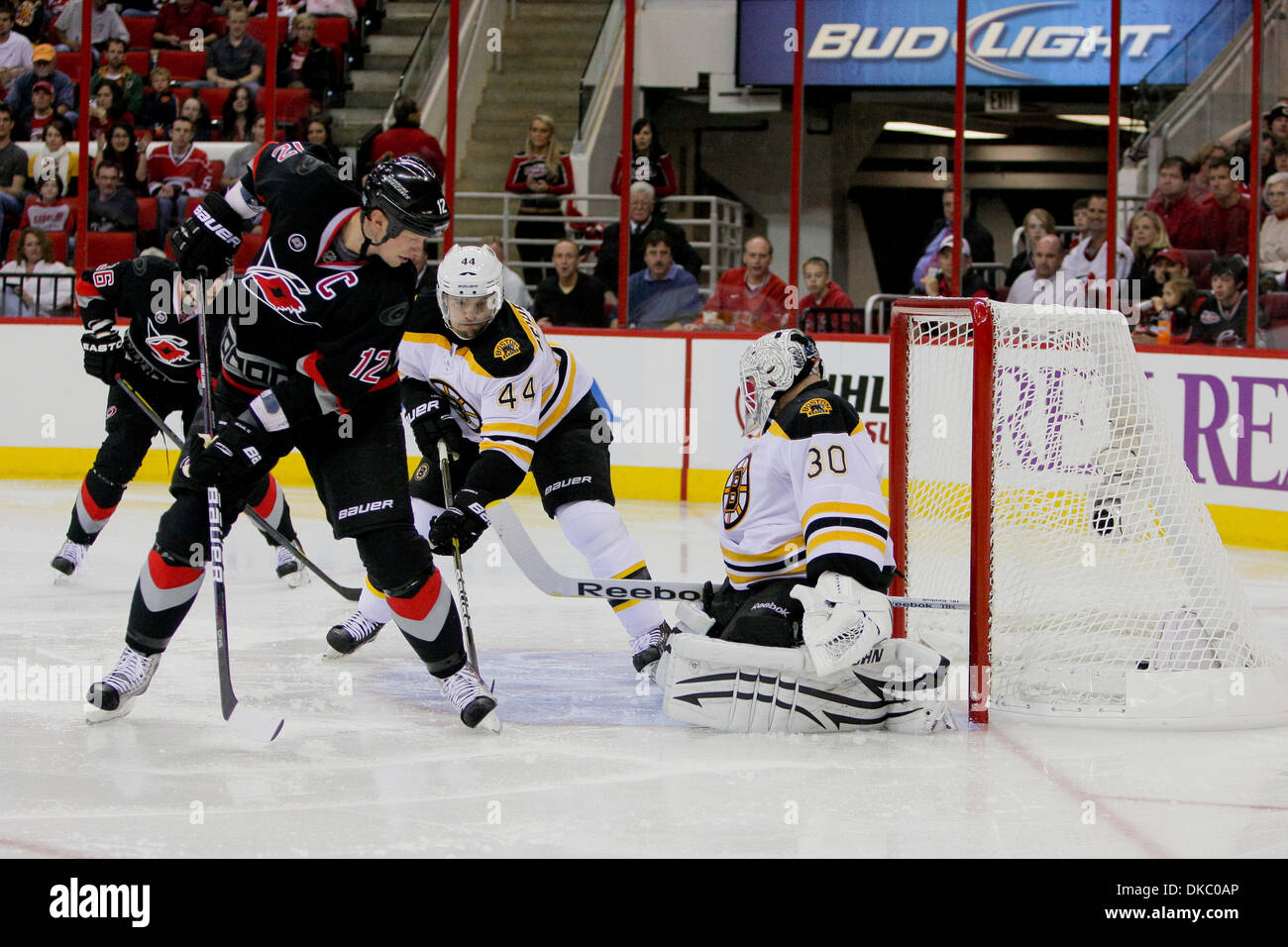 Ottobre 12, 2011 - Raleigh, North Carolina, Stati Uniti - Carolina Hurricanes center Eric Staal (12) prende un colpo.uragani sconfitto i Bruins 3-2 a RBC Center in Raleigh North Carolina. (Credito Immagine: © Anthony Barham/Southcreek/ZUMAPRESS.com) Foto Stock